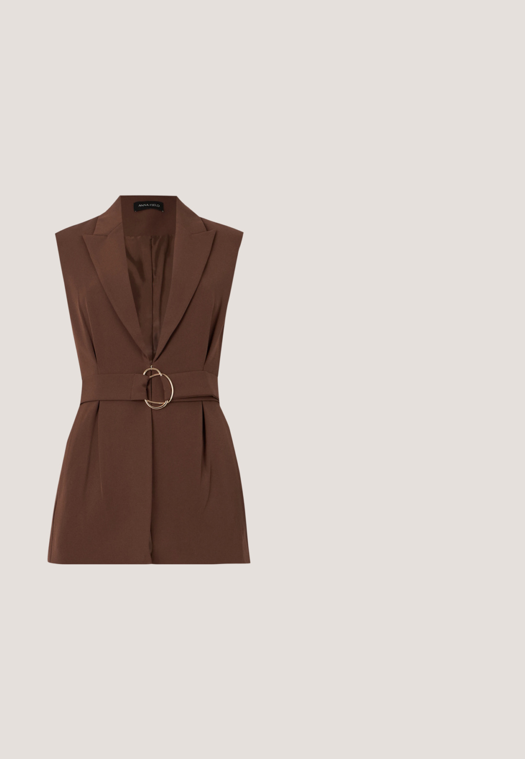 Vestido blazer marrón sin mangas con cuello de solapa y cinturón con hebilla metálica redonda, mostrado sobre un fondo gris claro.; Top de manga larga en marrón oscuro, con escote drapeado y detalles recogidos en los laterales, fabricado en un tejido suave y elástico.; Pantalones formales de color marrón oscuro con pliegues, trabillas para cinturón y corte recto.; Zapato plano de charol marrón con punta en forma de pico y tres correas ajustables con hebilla en el lateral, mostrado desde el perfil exterior.; Bolso marrón rectangular con asa superior, cierre dorado y bolsillo delantero con estampado, mostrado sobre un fondo claro y liso.; Pendientes colgantes en tono dorado con tres segmentos irregulares, lisos y redondeados apilados verticalmente sobre un fondo claro y liso.