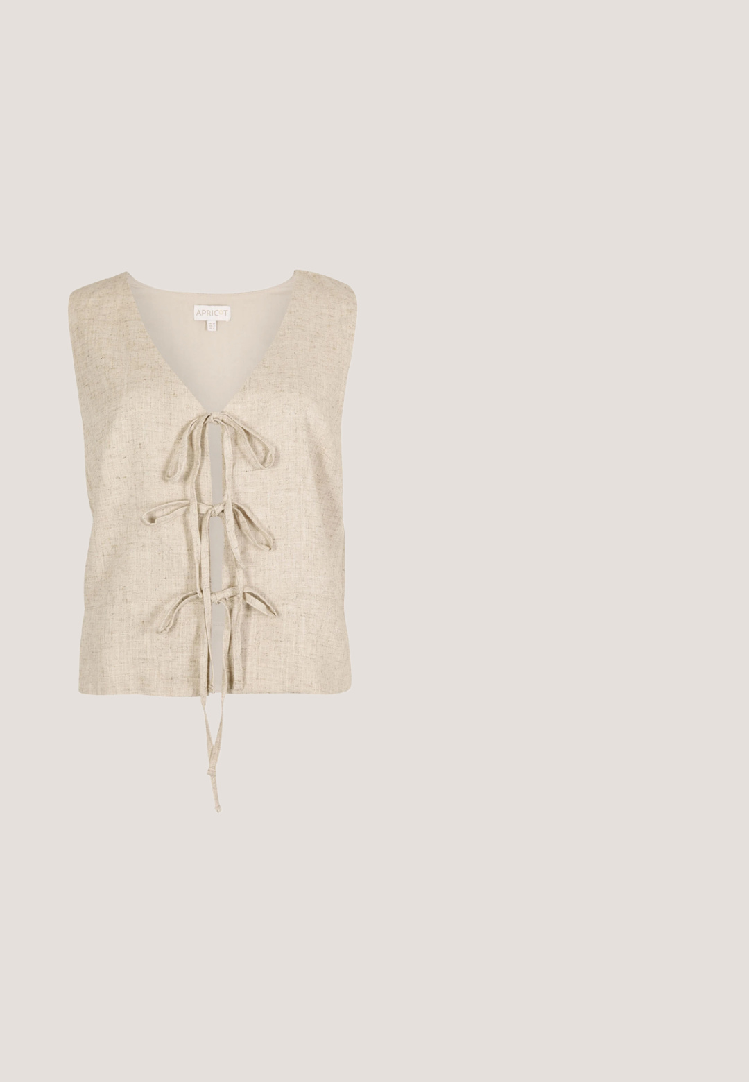 Ærmeløs beige hørvest med dyb V-udskæring og tre bindelukninger foran.; Beige top med tynde stropper, der har en sort bølget kant langs toppen og livet, lavet af blødt, let stof.; Olivengrøn, ankel-længde nederdel med samlet elastisk talje og en glat, let krøllet stoftekstur.; Sort slip-on sandal med bred rem og stor guldspænde, som ligger på et beige tæppegulv nær en lys brun sofa.; Sort læderhåndtaske med en buet form, guldkæde-rem og dekorative vedhæng, herunder en sommerfugl, kirsebær og en blomst.; Øreringe med chunky guld-tone hoops med et snoet, segmenteret design og lukninger med bagpå, lagt på en ensfarvet hvid overflade.