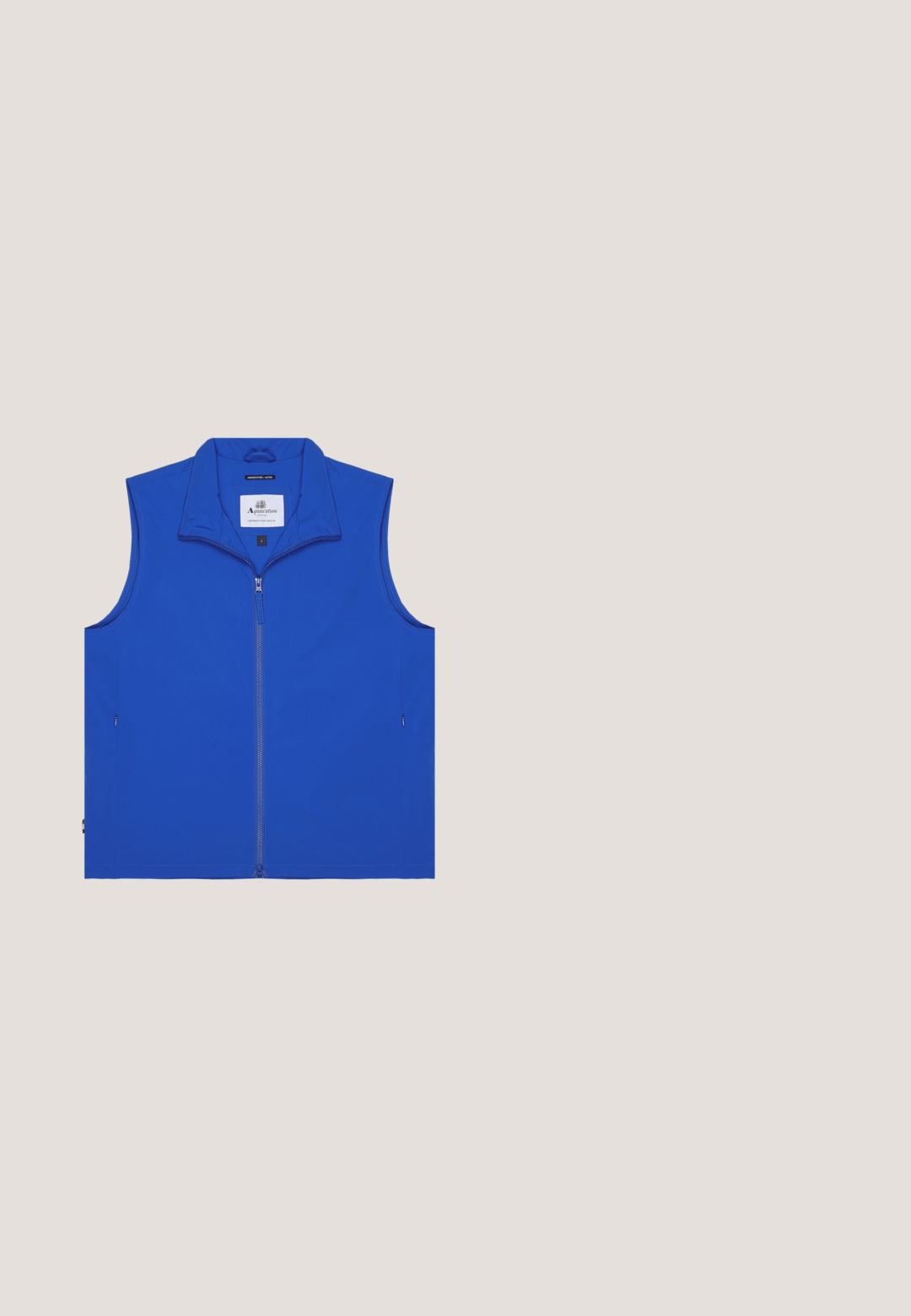 Blaue ärmellose Weste mit Reißverschluss und Kragen, zwei Seitentaschen und Markenetikett im Nackenbereich.; Blauer Sweatshirt mit hohem Kragen und halblangem Reißverschluss. Aus weichem Textil, mit gerippten Bündchen und einem dezenten Logo auf der Vorderseite.; Kurzes, kragenloses Hemd in tiefem Marineblau, mit einem strukturierten Gewebemuster und einer Knopfleiste mit runden, silberfarbenen Knöpfen.; Hellblaue Sweatpants mit geradem Bein, Kordelzugbund, Seitentaschen und kleinem schwarzem Schriftzug-Logo am oberen linken Oberschenkel.; Blaue Wildledersneaker mit weißen Akzenten und grauem Absatz. Verfügt über eine Schnürung, Gummisohle und "KARL LAGERFELD"-Markierung an der Seite.; Schwarze zylindrische Tasche mit einem Reißverschluss und einem blauen Akzent an der Unterseite. Verfügt über ein strukturiertes Design mit dem Logo "KARL LAGERFELD JEANS."