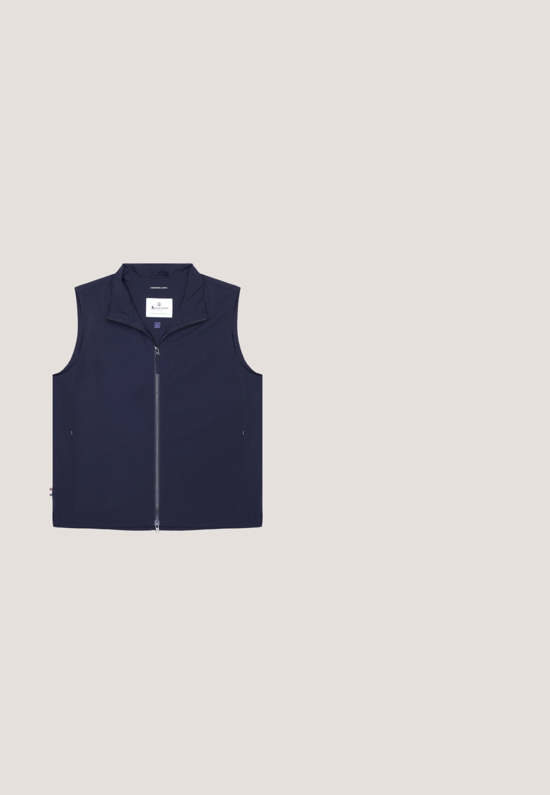 Marineblaue ärmellose Weste mit durchgehendem Frontreißverschluss und Stehkragen, zwei seitliche Reißverschlusstaschen, Größenetikett groß innen im Kragen.; Marineblauer Strickpullover mit langen Ärmeln, rundem Ausschnitt und gerippten Bündchen und Saum. Keine sichtbaren Muster oder Hardware-Details.; Navyblaues T-Shirt mit kurzen Ärmeln, Rundhalsausschnitt und dezentem gesticktem Logo an der unteren Seite. Weiches Baumwollmaterial, lockere Passform.; Dunkelblaue Jeans aus Denim mit geradem Schnitt, fünf Taschen und Kontrastnähten. Mit Knopfverschluss und Reißverschluss.; Dunkelblauer Wildleder-Sneaker mit brauner Sohle schwebt über beigem gewebtem Teppich, im Hintergrund ein runder Holztisch und gestapelte Bücher.; Sportliche Reisetasche in Marineblau und Weiß mit doppelten Griffen, einem Schulterriemen und einem vorderen Logo mit der Aufschrift "Worldwide Sportswear Classic Varsity Aesthetic."