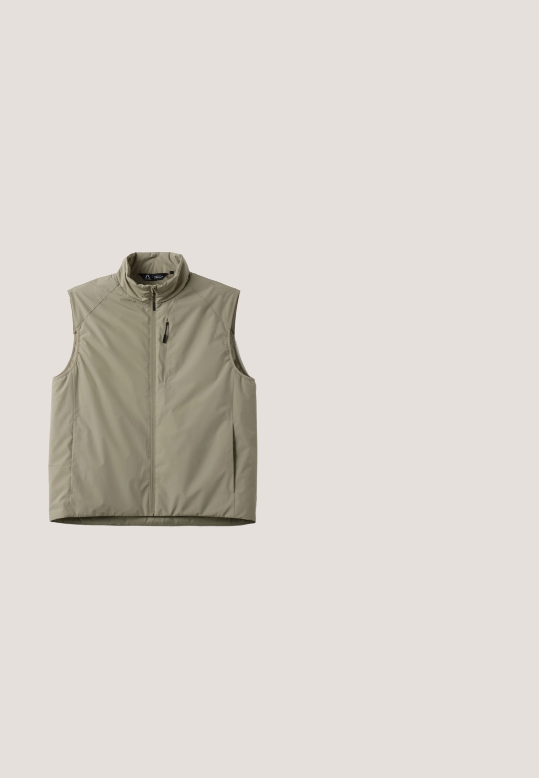 Lichtbeige mouwloos gewatteerd vest met hoge kraag, ritssluiting aan de voorkant en een borstzak met rits, plat liggend op een witte achtergrond.; Beige mouwloze tanktop met donkergrijze schouderaccenten en zwarte zijpanelen. Gladde textuur met een ronde halslijn.; Olijfgroene cargoshorts voor heren met elastische tailleband, twee verticale ritszakken en twee klepzakken met ritsen aan de zijkanten.; Olijfgroene sport schoen met een gebreide bovenkant, elastisch vetersysteem en getextureerde accenten. Rubberen zool met een lichte verhoging.; Armani Exchange Zonnebril - matte opal grey; Olijfgroene duffeltas met dubbele handvatten, voorvak met rits en verstelbare schouderriem op een witte achtergrond.