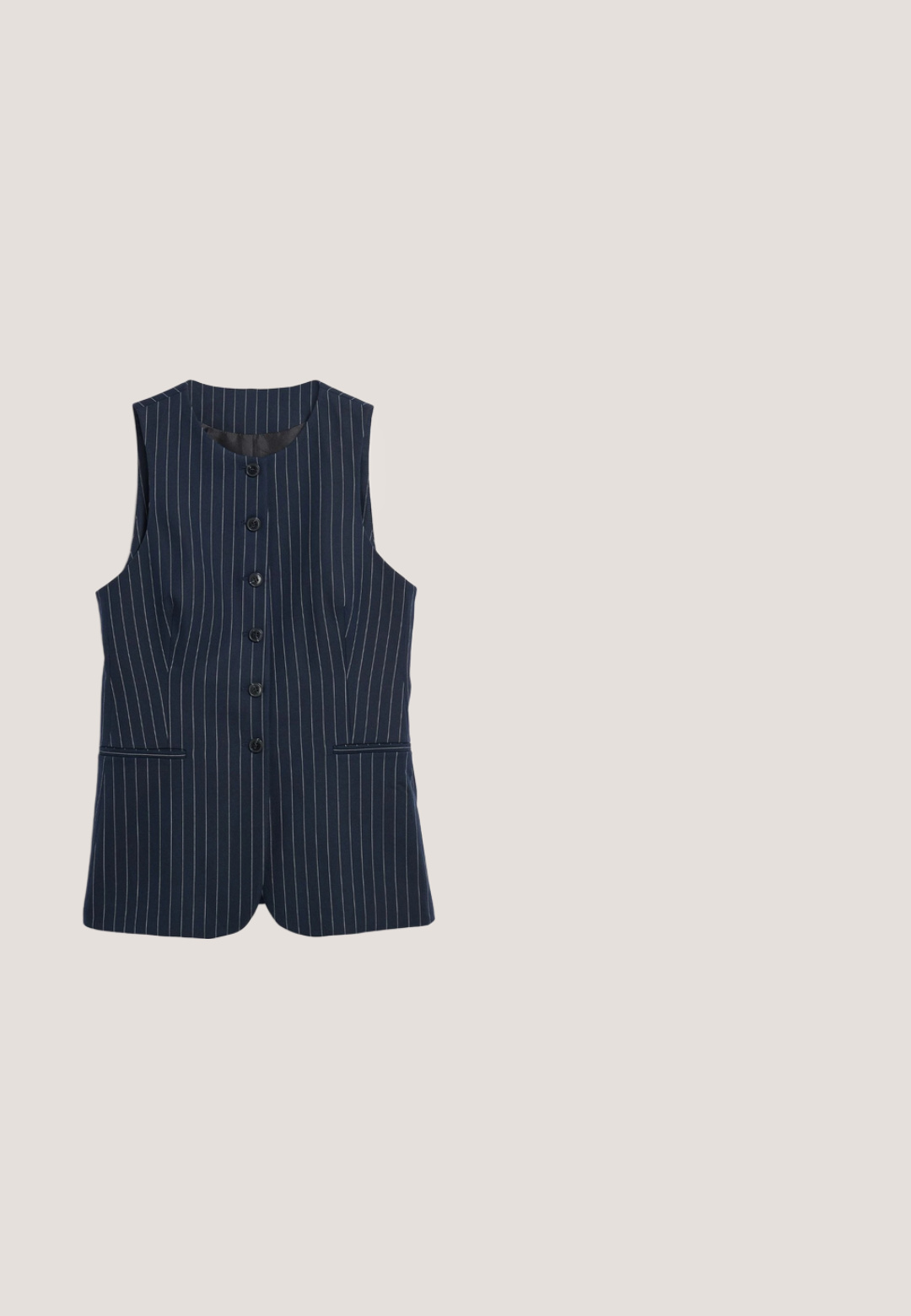 Veste sans manches bleu marine avec fines rayures blanches verticales, cinq boutons noirs et deux poches avant passepoilées.; T-shirt à rayures horizontales bleu et blanc à manches courtes, col rond bleu et petit logo brodé sur le côté gauche de la poitrine.; Jean en denim bleu à jambes larges avec une taille mi-haute, deux poches arrière et des détails de couture subtils, fabriqué à partir d'un tissu en coton résistant.; Baskets en daim bleu avec des accents en fausse fourrure crème, dotées de trois rayures blanches, de lacets et d'une semelle en caoutchouc gum.; Lunettes de soleil bleu marine avec un design félin élégant, monture en plastique et verres teintés marron. Présente un logo discret sur la branche.; Grand sac cabas avec des rayures verticales bleues et blanches, des anses bleu marine et des détails en tissu blanc à franges sur les côtés et les bords supérieurs.