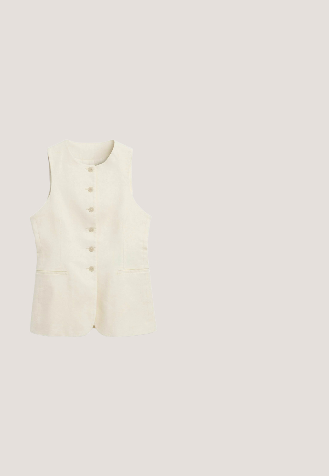 Mouwloze beige vest met ronde hals, zes knopen aan de voorkant en twee horizontale sleufzakken ter hoogte van de taille.; Zijdezacht lichtroze hemdje met dunne schouderbandjes die in strikjes zijn gebonden, een gladde textuur en een iets uitlopende zoom.; Wijd uitlopende crèmekleurige broek met plooien, riemlussen, zijzakken en een verborgen sluiting aan de voorkant.; Beige teenslipper met gestructureerde zool en bronzen metalen Y-vormige banden op een witte effen achtergrond.; Schilpaddenbril met een stevige rechthoekige montuur, bruine lenzen en slanke pootjes met een subtiele merkdetail.; Rechthoekige beige geweven handtas met een enkele gevlochten handgreep en een ritssluiting aan de bovenkant.