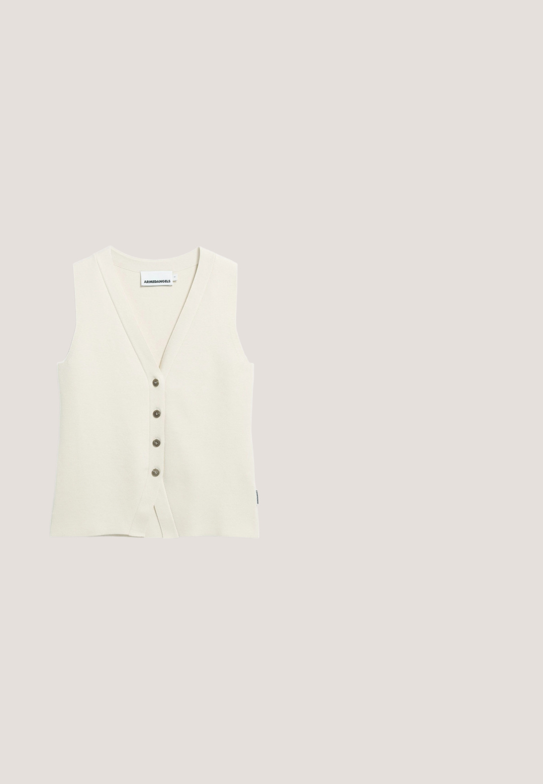 Off-white ärmellose, geknöpfte Weste mit V-Ausschnitt und vier Knöpfen vorne, innen am Kragen mit der Aufschrift „ARMEDANGELS“.; Weißes kurzärmeliges Oberteil mit Rundhalsausschnitt, aus strukturiertem, gewebtem Stoff und lockerer Passform, ideal für den Freizeitlook.; Weiße Freizeithose mit elastischem Bund, Seitentaschen und locker zulaufenden Beinen, dargestellt vor einem schlichten weißen Hintergrund.; Beiger gewebter Slingback-Schuh mit spitzer Zehenpartie, flachem Absatz, niedrigem Absatz und elastischem Riemen auf weißem Hintergrund.; Kapten & Son AMSTERDAM EDGE - Sonnenbrille - toffee tortoise brown; Beige gewebte Ledertasche mit zwei Schulterriemen und einer strukturierten rechteckigen Form.
