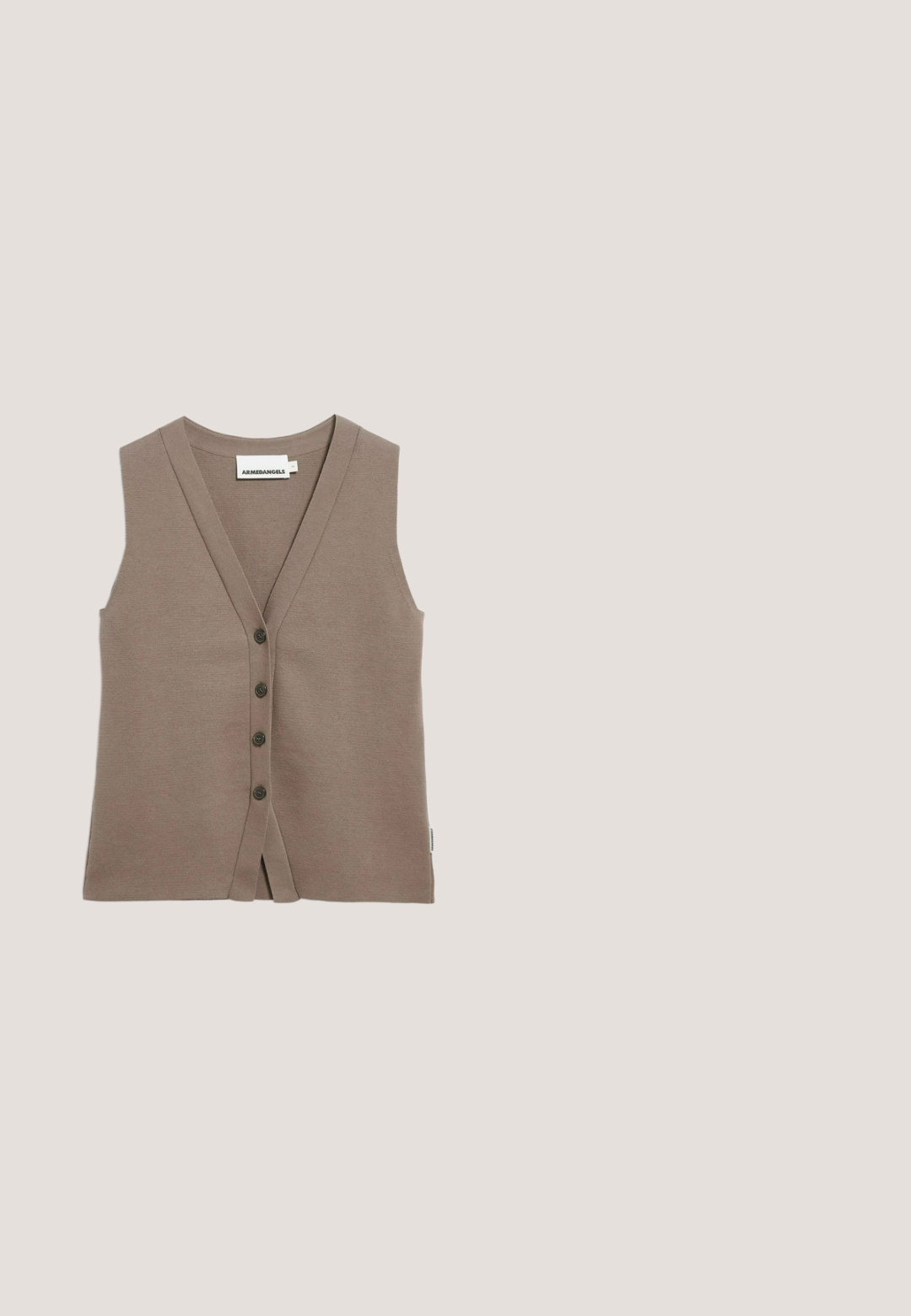 Mouwloos bruin gebreid vest met V-hals en vier knopen aan de voorkant, plat uitgestald op een witte achtergrond.; Witte, mouwloze tanktop met een ronde halslijn. Gemaakt van zachte, gladde stof. Heeft een simpele, rechte zoom zonder patronen of accenten.; Lichtgrijze wijde broek met elastische tailleband, gladde stof en geen zichtbare zakken of sluitingen.; Beige suède instapschoen met een afgeronde neus, een verstelbare band en een kurkachtige zool. Getextureerd bovenwerk en een zachte afwerking.; Zonnebril met een chunky schildpadprint montuur en bruine lenzen, met een hexagonale vorm en slanke armen met subtiele merkaanduiding.; Beige leren schoudertas met verstelbare band, voorflapsluiting en goudkleurige metalen gesp.
