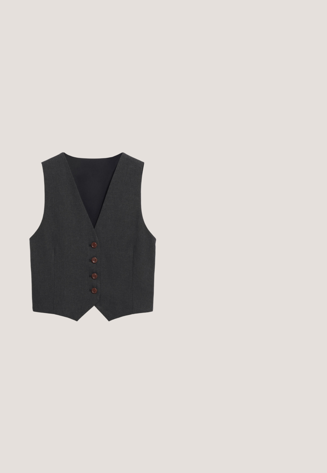 Herrenweste in Anthrazitgrau mit tiefem V-Ausschnitt, fünf braunen Knöpfen und einer eleganten, glatten Textur. Mit schwarzem Rückenteil gefüttert.; Schwarzes, weit geschnittenes, kurz geschnittenes Hemd mit umgeschlagenen Manschettenärmeln, verdeckten Knöpfen vorne und einem spitzen Kragen vor weißem Hintergrund.; Schwarze maßgeschneiderte Hose mit lockerem Schnitt, aus einem glatten Stoff, mit Fronttaschen und einem dezenten strukturierten Muster.; Schwarzer Slingback-Schuh mit spitz zulaufender Kappe, niedrigem Blockabsatz und einem breiten, im Häkelstil gestalteten Riemen über dem Mittelfuß.; Schwarze rechteckige Sonnenbrille mit dunklen Gläsern, dickem, glänzendem Kunststoffrahmen und silbernen Akzenten an den Bügeln.; Schwarze Ledertasche mit einem gebogenen, Hobo-ähnlichen Design, das eine glatte Textur und ein dezentes Markenlabel auf der Vorderseite aufweist.