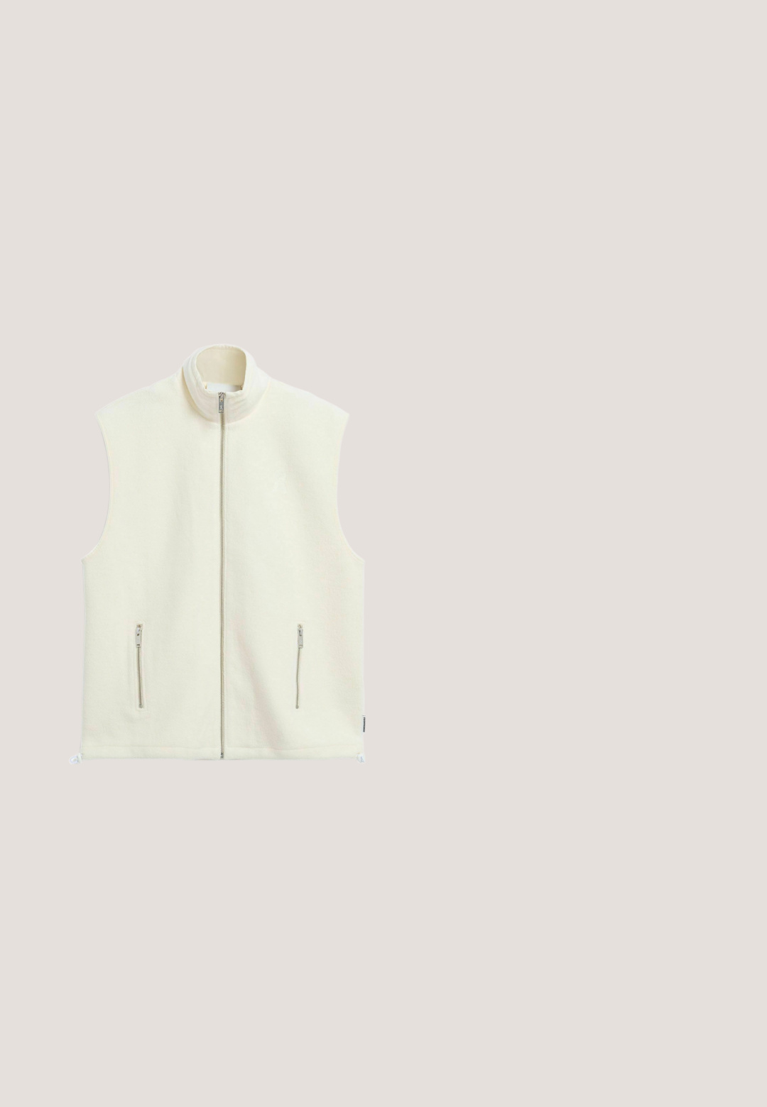 Gebroken witte mouwloze fleece bodywarmer met een volledige ritssluiting aan de voorkant, twee met rits afsluitbare zijzakken en een opstaande kraag.; Rondhals, kortebloezende t-shirt van zachte, lichte katoen. Lichtbeige kleur met een relaxte pasvorm en een label aan de zijnaad.; Wijdvallende broek gemaakt van zacht beige stof met een elastische tailleband en koord. Voorzien van zijsplitten voor extra bewegingsvrijheid.; Lichtgele sportschoen gemaakt van gladde stof met een gebogen ontwerp, voorzien van een rubberen zool met kleine ronde noppen en veters.; Bruine transparante zonnebril met rechthoekige monturen en donkerbruine lenzen. De pootjes zijn voorzien van subtiele branding en hebben een gladde, glanzende afwerking.; Witte leren handtas met dubbele handvatten en een ritssluiting aan de bovenkant, met een slank, langwerpig rechthoekig ontwerp.