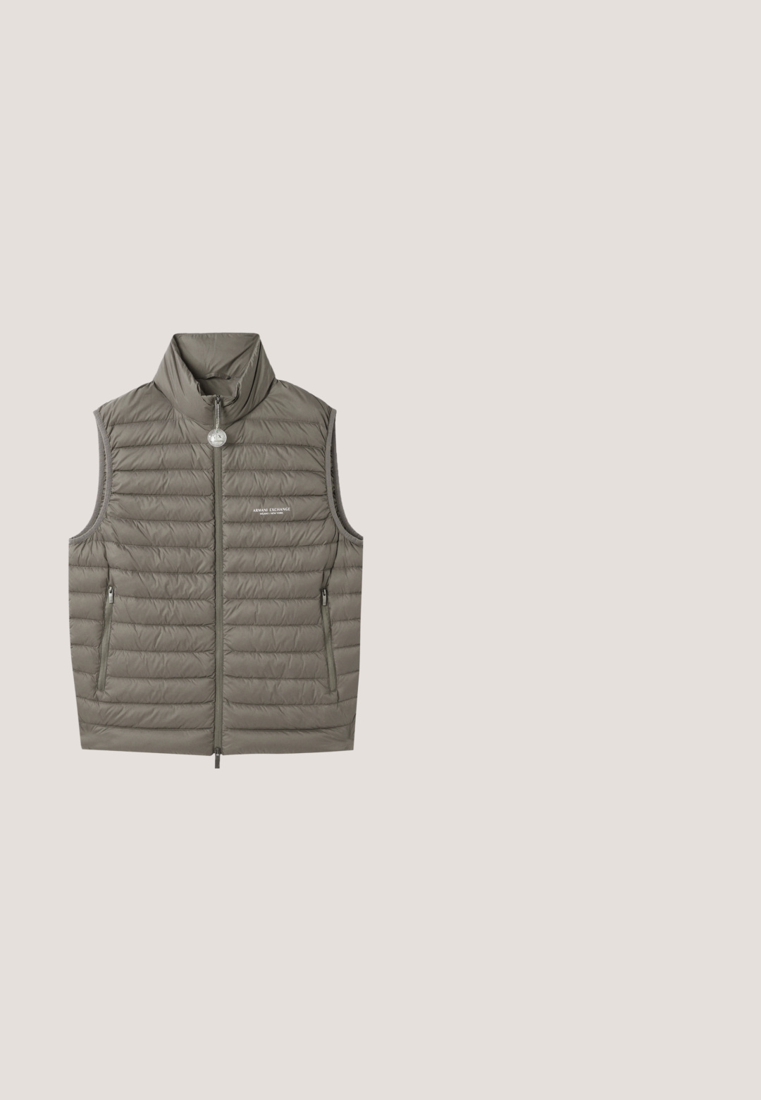 Chaleco tipo puffer en gris suave, con cuello alto, cierre frontal y dos bolsillos laterales. Ligera textura con detalles de costura acolchada.; Sudadera gris de manga larga con cuello redondo y logotipo blanco EA7 Emporio Armani en el pecho, puños y dobladillo acanalados.; Pantalones cortos de cintura elástica en azul marino, fabricados en un tejido suave, con bolsillos laterales y un pequeño logo blanco de EA7 en la parte inferior de la pierna izquierda.; Zapatillas deportivas negras con paneles de malla, suela de goma texturizada, diseño de cordones y un sutil logotipo en el lateral y el talón.; Gafas de sol rectangulares negras con lentes oscuros, acabado mate y acentos turquesas en las patillas. Logotipo impreso a lo largo de los lados.; Riñonera negra con bolsillo frontal con cremallera y logo de águila plateado, tela lisa con ribete texturizado y tiradores de cremallera.