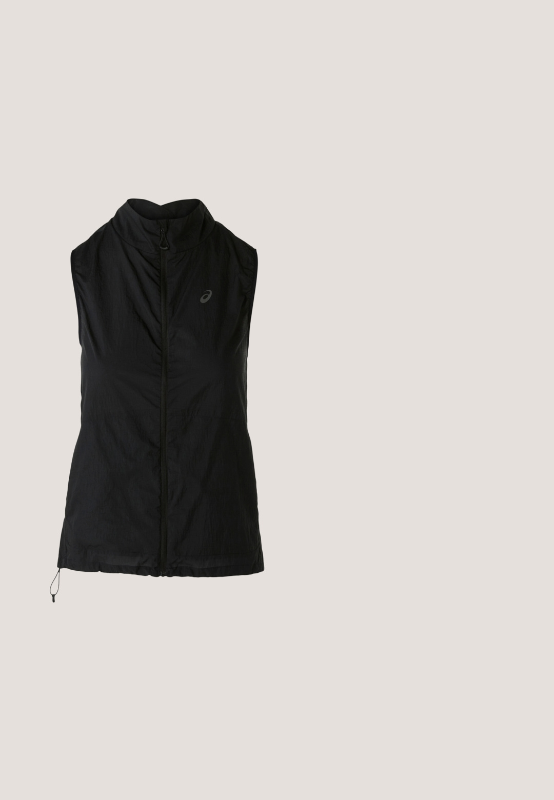 Gilet sans manches noir en tissu léger, doté d'un col montant et d'une fermeture éclair à l'avant. Cordon de serrage ajustable à l'ourlet pour un meilleur ajustement.; Débardeur sportif noir sans manches avec col rond et logo blanc "HALO" sur la poitrine et à l’intérieur du col.; Shorts noirs ajustés à taille haute, longueur au genou, avec une large ceinture, présentés à plat sur un fond blanc.; Baskets de sport noires avec une tige en maille texturée, accents blancs et une semelle blanche rembourrée. Présente un logo sur le côté et des lacets.; Sac Duffel noir Hedgren avec bandoulière réglable, compartiment principal zippé et poche avant zippée, isolé sur fond blanc.; Des gants noirs en matériau texturé offrent un ajustement près du corps avec des accents en caoutchouc et le nom de la marque "ROXY" au niveau du poignet.
