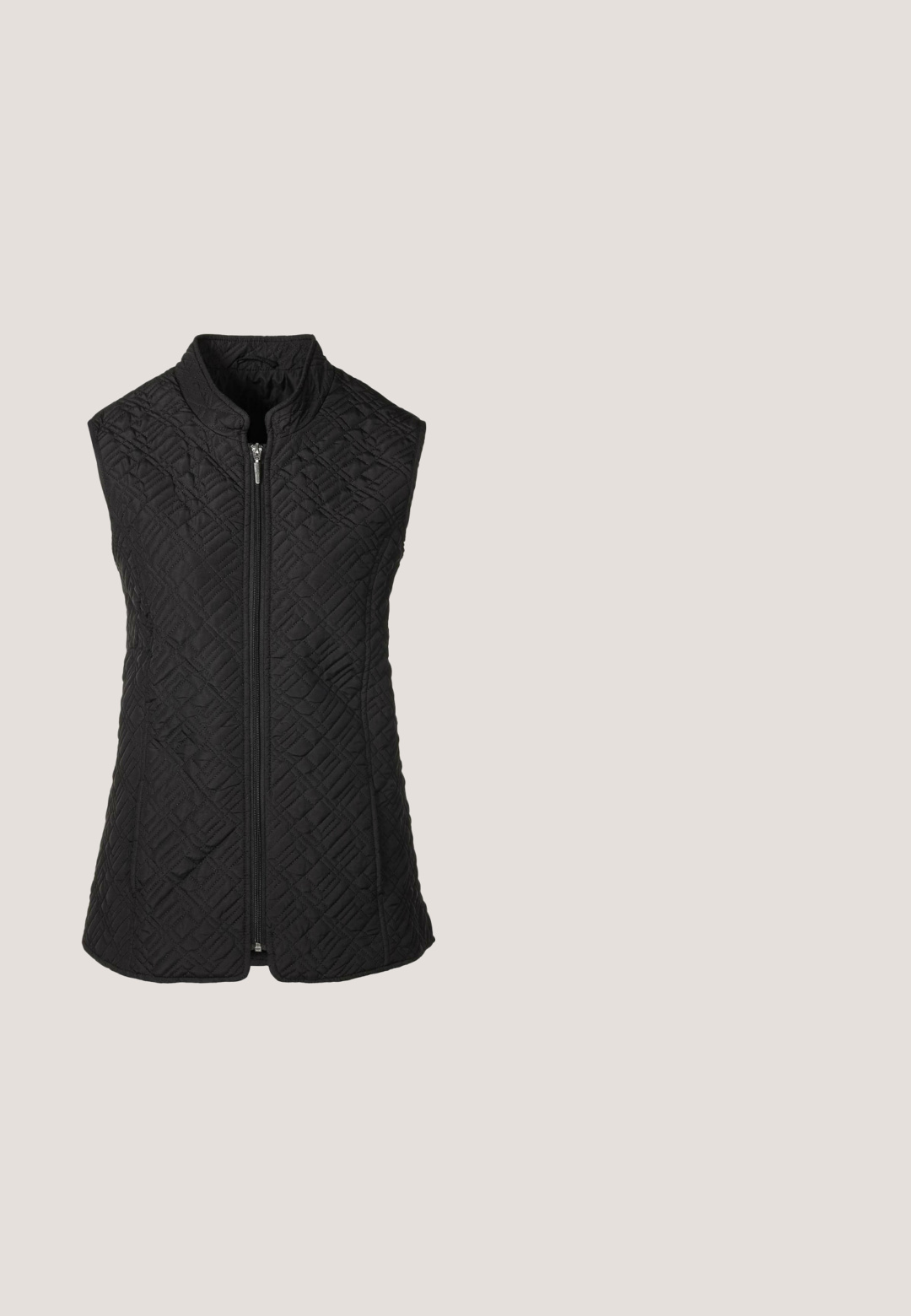 Zwarte gewatteerde vest met een hoge kraag, voorzien van een ritssluiting aan de voorkant en een gestructureerd geometrisch patroon. Mouwloos en heeft een getailleerde silhouet.; Zwarte lange mouwen top van gladde stof, met een mock neck ontwerp en een gegolfde zoom. Geen zichtbare patronen of hardwareaccenten.; Zwarte wijde broek gemaakt van zachte stof, met een elastische tailleband en trekkoord, en subtiele zijnaaddetails.; Zwarte atletische schoenen hebben een gestructureerde tricot bovenkant, een ronde neus, een gevoerde zool en een minimalistisch ontwerp met subtiele branding en stikseldetails.; Zwarte rechthoekige zonnebril met een gradiënt van donkere lenzen, glanzende kunststof monturen en zijdetails in goud met het merk "SURI FREY."; Zwarte crossbodytas met voorvak met ritssluiting en verstelbare schouderriem, bruine ritstrekker en klein zilveren merklogo aan de voorkant.