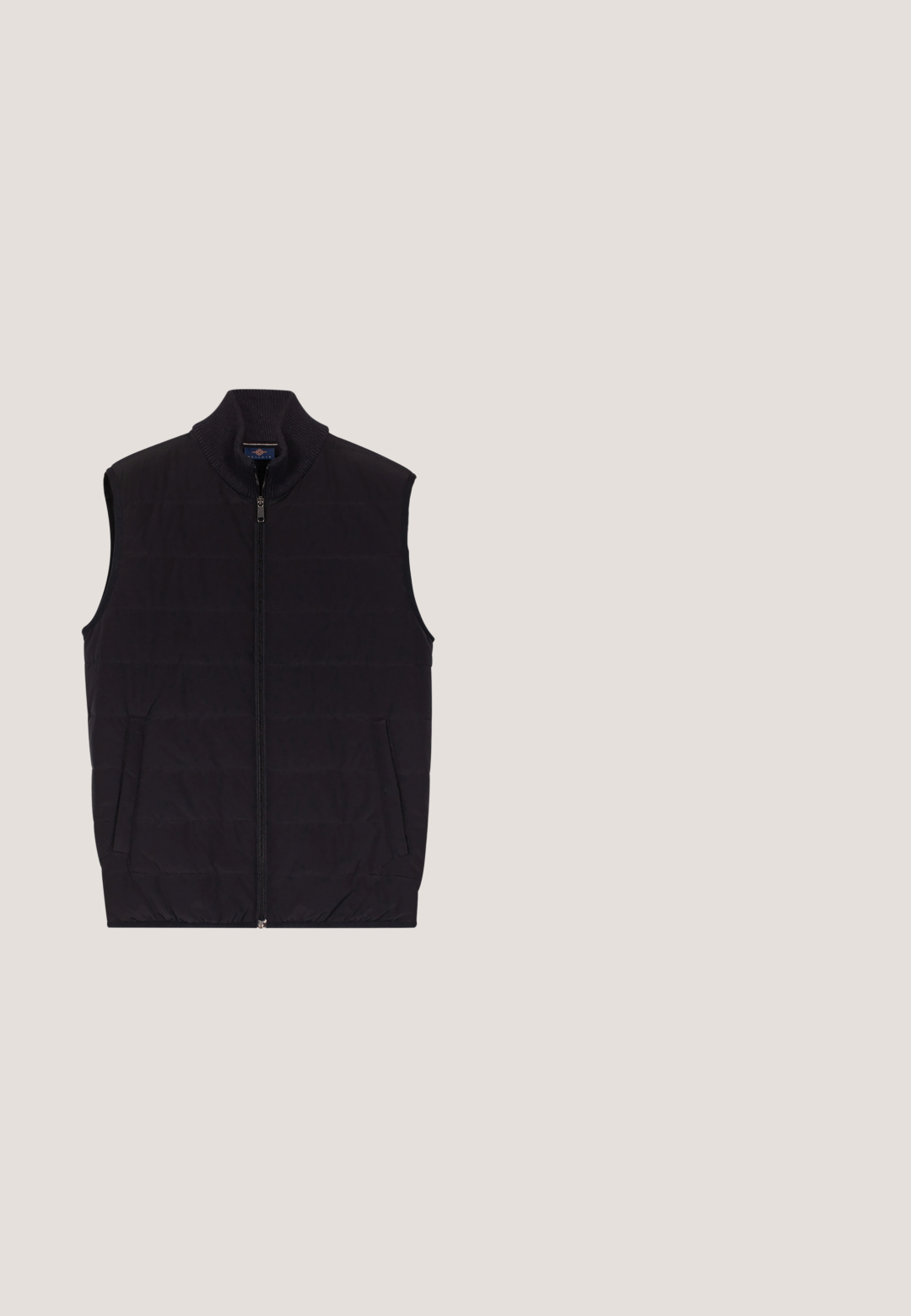 Veste sans manches matelassée noire, dotée d'un col montant, d'une fermeture éclair frontale et de poches latérales avec un design matelassé.; Sweatshirt bleu marine en coton, avec un logo doré imprimé avec des ailes. Encolure ronde, manches longues, bords côtelés aux poignets et à l'ourlet.; T-shirt noir à manches courtes et col rond avec un petit logo coquillage blanc et un texte sur le côté gauche de la poitrine.; Pantalon de jogging bleu marine avec taille et poignets élastiques, cordon de serrage à l'avant, poches latérales et petit logo Champion sur la cuisse gauche.; Crosby Baskets basses - blue; Sac banane bleu marine avec poche avant zippée et sangle réglable, agrémenté d'une pièce en cuir marron avec logo embossé.