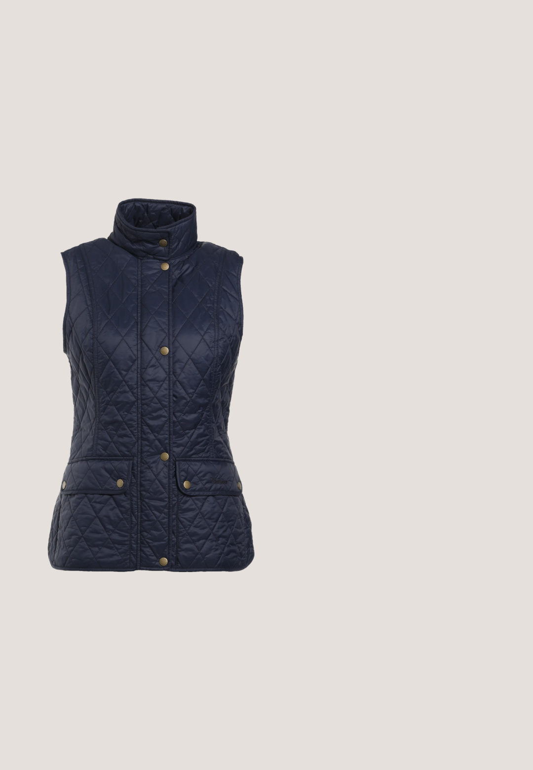 Barbour OTTERBURN QUILTED GILET - Bodywarmer - navy; Witte lange mouwen shirt met een kraag, knoopsluiting aan de voorkant en manchetten. Gemaakt van soepel materiaal met een getailleerd ontwerp en zonder zichtbare patronen.; Beige slim-fit enkellange broek met een gladde afwerking en zonder zichtbare zakken of versieringen op een effen achtergrond.; Bruine leren kniehoge laars met een ronde neus, zijgespelde accent en een chunky hak. Gestructureerd oppervlak en een decoratieve riemdetail.; Zijden stof met een paardrijthema patroon, inclusief paard, leren riemen, messing gespen en touwen in groen, blauw, rood, bruin en goud.; Bruine leren riem met een gouden metalen gesp, heeft gestikte details en meerdere verstelgaten. Opmerkelijke gouden accent met een 'N'.