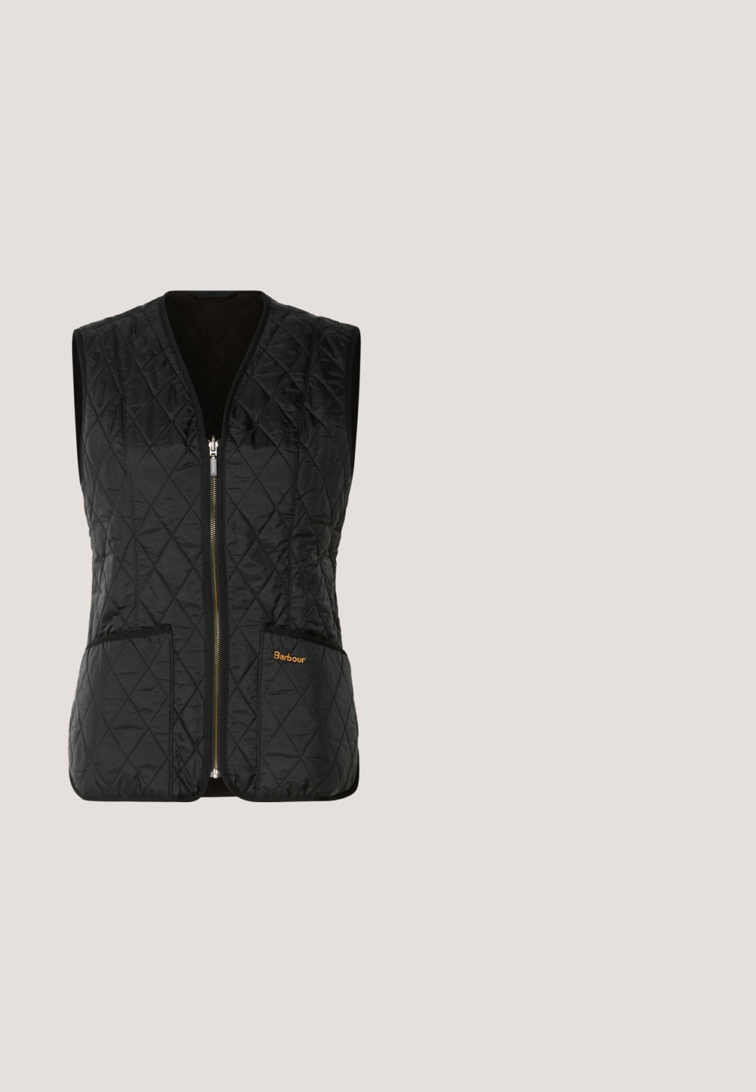Schwarze Stepp-Weste mit Reißverschluss, ausgestattet mit zwei Vordertaschen und orangefarbenem "Barbour"-Logo. Glatte Textur und ärmelloses Design.; Langärmliges Polo mit cremefarbenem Körper, schwarz gestreiftem Zebra-Kragen und Ärmeln, ausgestattet mit einer Knopfleiste und geripptem Stoff.; Schwarze Jeans aus Denim mit fünf Taschen, einem Knopf- und Reißverschluss sowie leicht ausgestellten Beinen vor einem schlichten weißen Hintergrund.; Schwarze Leder-Ankle Boots mit Blockabsatz, elastischem Seitenpanel, Zuglasche und kleinem goldenen Logo an der Oberseite.; Schwarze Schultertasche aus glattem Material, mit einem geschwungenen Träger und goldfarbenen Beschlägen, ausgestattet mit einem Reißverschluss und einem geprägten Logodetail.; Ein Paar glänzende goldene Creolen mit einer glatten Oberfläche und einem kleinen Verschluss auf einem schlichten hellen Hintergrund.
