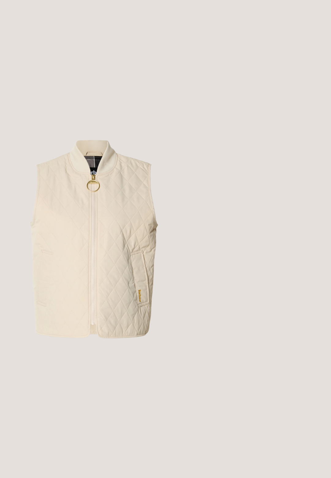 Veste sans manches matelassée crème avec fermeture éclair à l'avant et tirette en anneau doré, col côtelé et poches latérales inclinées avec broderie du logo Barbour.; Pull en tricot beige avec un col montant, fermeture éclair et bords côtelés aux manches et à l'ourlet. La texture comprend des éclats de fibres plus sombres.; T-shirt blanc à manches courtes et col rond avec des rayures noires horizontales uniformément espacées sur le devant et les manches.; Pantalons larges beiges en coton avec fermeture à bouton à l'avant et deux grandes poches arrière. Texture lisse et ourlet fini.; Baskets à lacets avec une tige crème ornée de rayures noires et un bout en daim, complétées par une semelle en caoutchouc marron.; Paire de petites boucles d'oreilles créoles en argent avec des formes ondulées irrégulières et des fermoirs à tétons sur fond blanc uni.