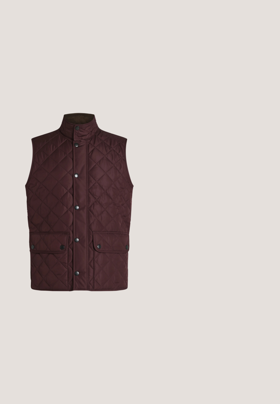 Veste sans manches matelassée marron foncé avec col montant, six boutons-pression noirs sur le devant et deux poches avant à rabat avec fermeture à pression.; Pull marron tricoté avec un col rond, des manches longues, des poignets et un ourlet côtelés. Présente un petit logo brodé sur la poitrine.; Chemise à manches longues à boutons avec motif à carreaux marron et beige, col classique et boutons blancs sur le devant.; Pantalon décontracté gris slim avec passants de ceinture et fermeture à bouton sur le devant.; Chaussure à lacets en daim marron foncé avec semelle épaisse et logo "GANT", suspendue au-dessus d'un sol réfléchissant près d'un mur en blocs de verre.; Sac bandoulière en cuir texturé marron foncé avec plusieurs compartiments zippés et une poche avant à rabat.