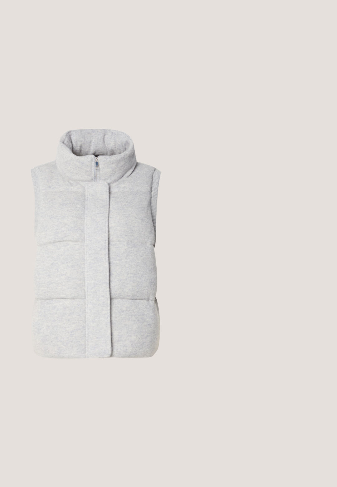 BOSS FOCRINA - Bodywarmer - light pastel grey; BOSS FERPINA - Trui - light beige; Grijze en beige geweven tweed minirok met een rechte pasvorm en franjes aan de zoom, afgebeeld tegen een effen witte achtergrond.; Sneakers in beige en crème met een gestructureerd leren bovenwerk, meshpanelen en geaccentueerde patronen op de hiel. Voorzien van een gevoerde zool en een vetersluiting.; Gouden metalen zonnebril met hexagonale lenzen, gradient bruine tint en een schildpadpatroon op de pootjes. Voorzien van verstelbare neuspads.; Crème kleurige leren handtas met gevlochten handvat en gouden rits, met subtiel geperst "HUGO" logo op het voorste midden.