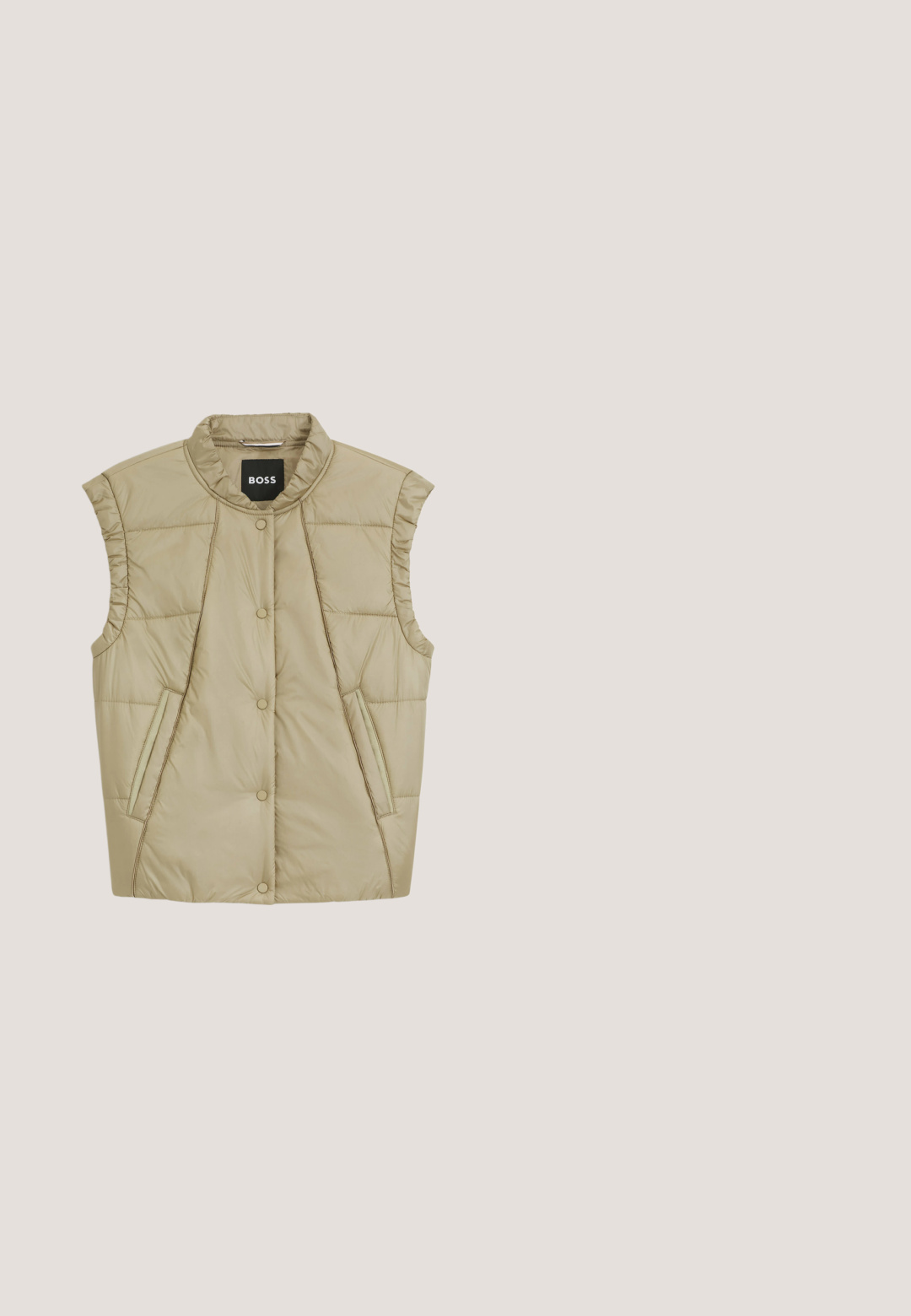 Chaleco acolchado sin mangas color beige con botones de presión, dos bolsillos laterales y cuello redondo, con la etiqueta BOSS en el interior del cuello.; Sudadera beige con capucha y bolsillo frontal. Presenta puños acanalados y una textura mate suave. Pequeño logo en la zona del pecho.; Camiseta cremosa de gran tamaño hecha de una tela suave, con cuello redondo y mangas cortas. Detalle sutil del logotipo en relieve en la parte delantera.; Pantalones casual beige con cintura ajustable y bolsillos laterales, mostrados extendidos sobre un fondo blanco.; Zapatilla beige con acentos claros, puntera redondeada, parte superior texturizada, cordones planos y suela acolchada. Presenta un logo en el lateral.; Bolsa de nylon beige con cierre de cremallera y parche con el logo. Cuenta con una correa desmontable con la palabra "BOGNER" impresa en negro. Diseño compacto y rectangular.