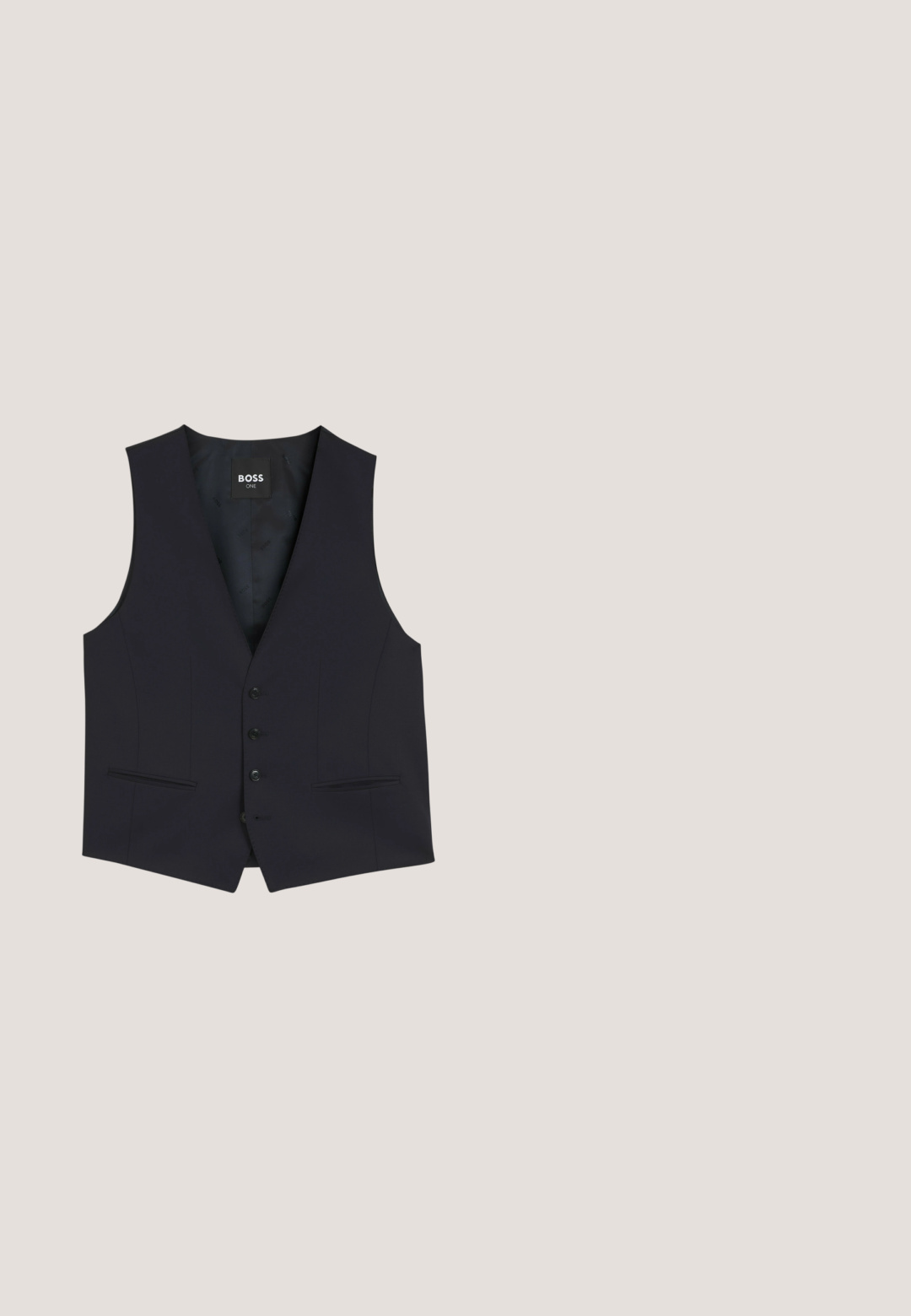 Zwart formeel herenvest met vier knopen en twee voorzakken, gelabeld Boss One.; Marineblauwe langemouwen overhemd met knopen, gemaakt van geweven stof, met een klassieke kraag, rechte snit en een voorste knoopsluiting.; Marineblauwe maatwerkbroek met een gladde textuur, slim fit, zijzakken en subtiele stiksels langs de tailleband.; Zwarte leren loafers met een gladde afwerking, een afgeronde neus, decoratieve stiksels en een lage hak. Heeft een subtiel logo op de hiel.; Zwarte leren aktetas met dubbele handvatten, voorvak met rits en verstelbare schouderriem, voorzien van een subtiel "BOSS"-logo aan de voorkant.; Zwarte leren riem met een slanke zilverkleurige gesp gegraveerd met het woord BOSS, opgerold getoond op een effen witte achtergrond.