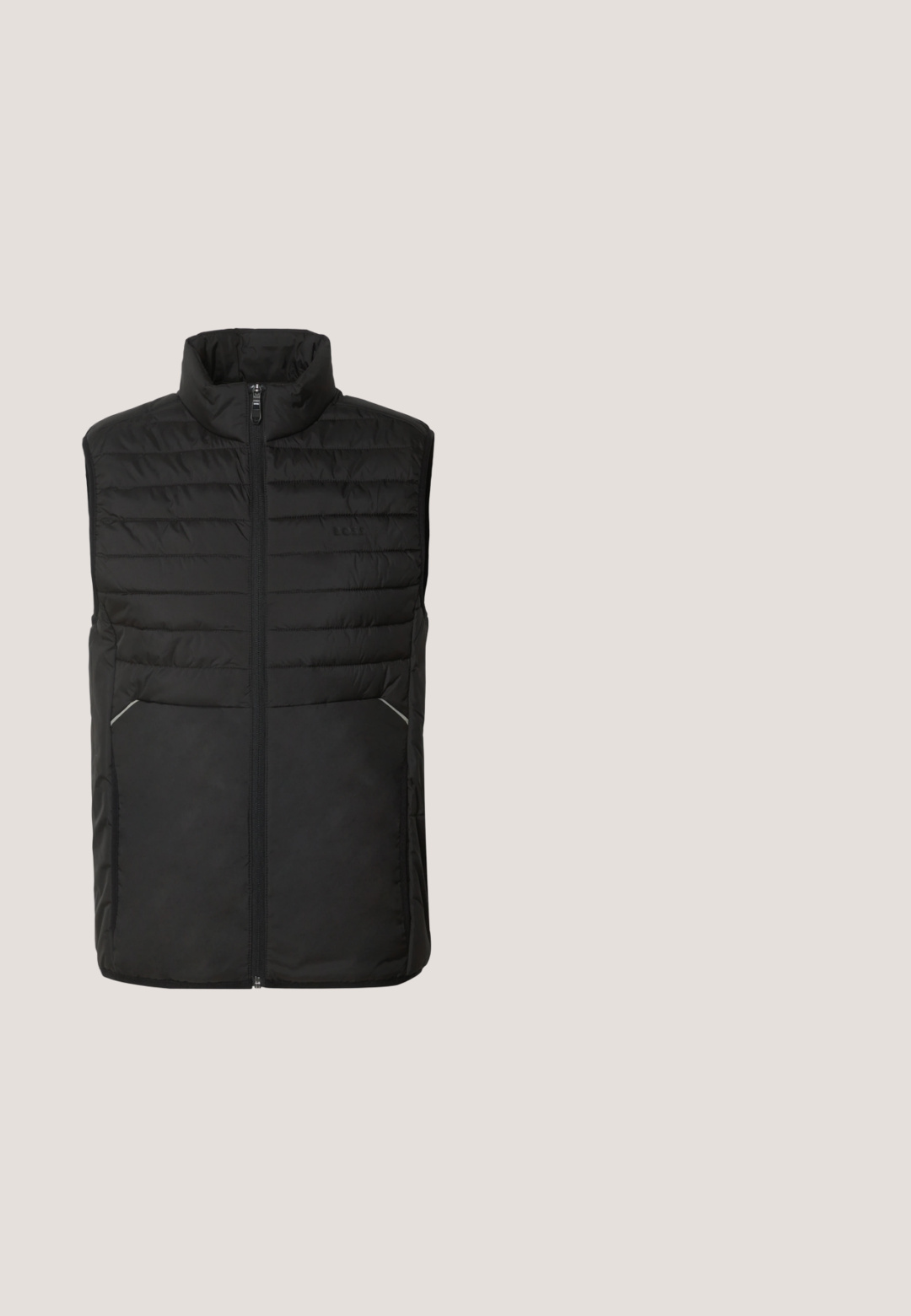 Zwarte puffer gilet met hoge kraag, ritssluiting aan de voorkant, twee zijzakken, gewatteerd ontwerp en een gladde textuur. Opmerkelijke zilveren accenten op de zakken.; Lichtbeige gebreide trui met lange mouwen, ronde halslijn, geribbelde onderkant en manchetten, voorzien van een klein rechthoekig logo op de borst.; Wit katoenen T-shirt met een ronde hals, korte mouwen en een klein logo op de borst. Rechte zoom aan de onderkant.; Zwarte katoenen chino's met een rechte pijp, voorzien van een platte voorkant, riemlussen en een enkele knoopsluiting. Soepele textuur zonder zichtbare patronen.; Zwarte leren Chelsea-boots met elastische zijpanelen, een treklipje en een vlakke rubberen zool. Gladde textuur met minimale details.; Zwarte nylon laptoptas met twee handvatten, een afneembare schouderriem, een ritsvak en subtiele branding. Gestructureerd oppervlak met een slank ontwerp.