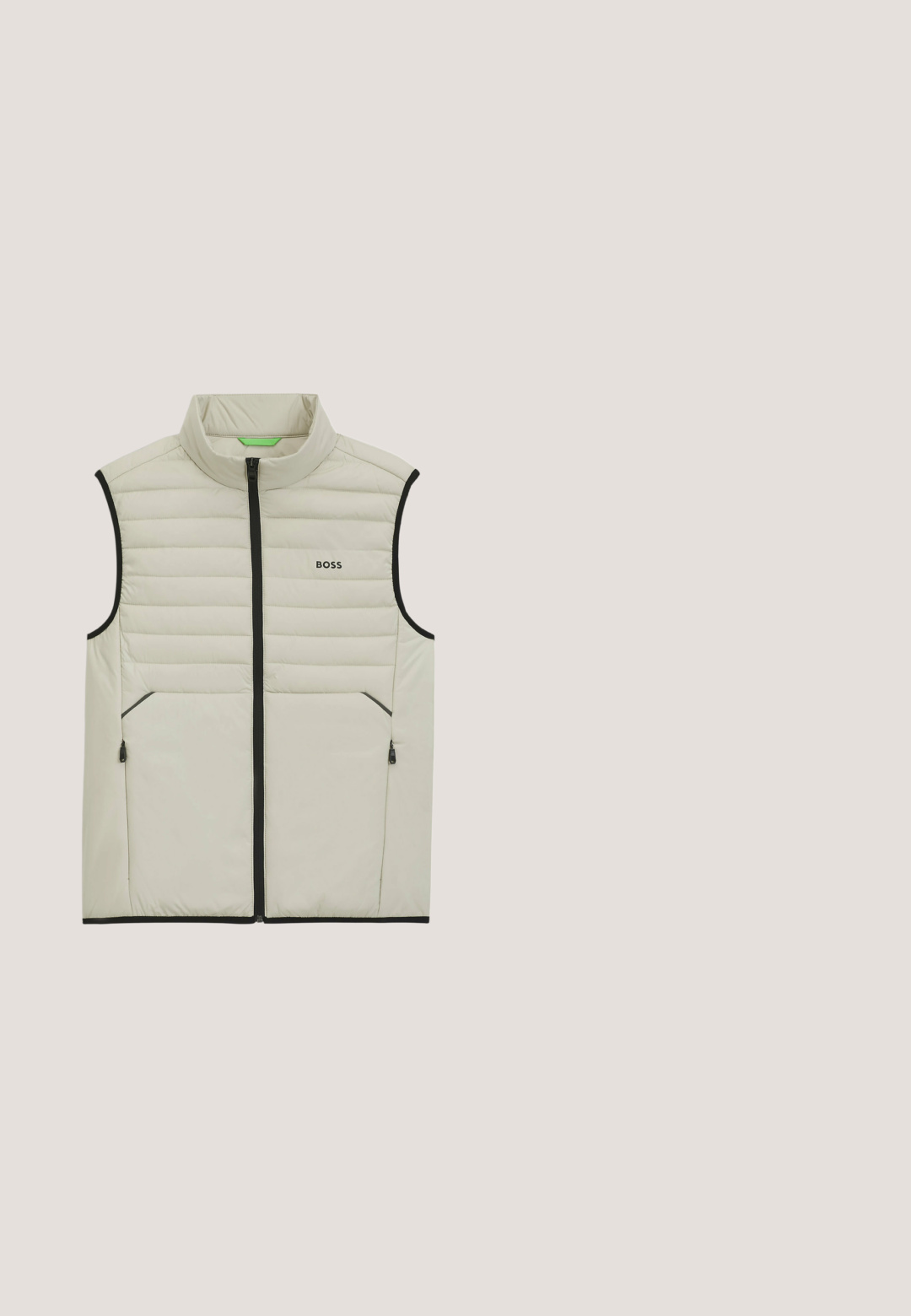 Licht beige mouwloos gewatteerd vest met zwarte rits, ritssluitingen aan de zijkanten en BOSS-logo op de borst.; Grijze trui met lange mouwen en een ronde halslijn, geribbelde manchetten en zoom. Voorzien van een klein zwart "BOSS"-logo op de borst. Zachte gebreide structuur.; Beige poloshirt met korte mouwen met geribbelde bovenkant, zwarte kwart-ritssluiting en "BOSS" logo op de borst.; Lichtgrijze, lichtgewicht broek met elastische tailleband, trekkoordsluiting en zijzakken; gestructureerde stof met een gladde afwerking.; Witte sneaker met een gladde leren afwerking, ronde neus, vier veterogen, subtiele perforaties en een rood logo detail aan de zijkant.; Compact zwarte BOSS schoudertas met voorvak met ritssluiting, verstelbare band en een getextureerd leren oppervlak tegen een effen witte achtergrond.