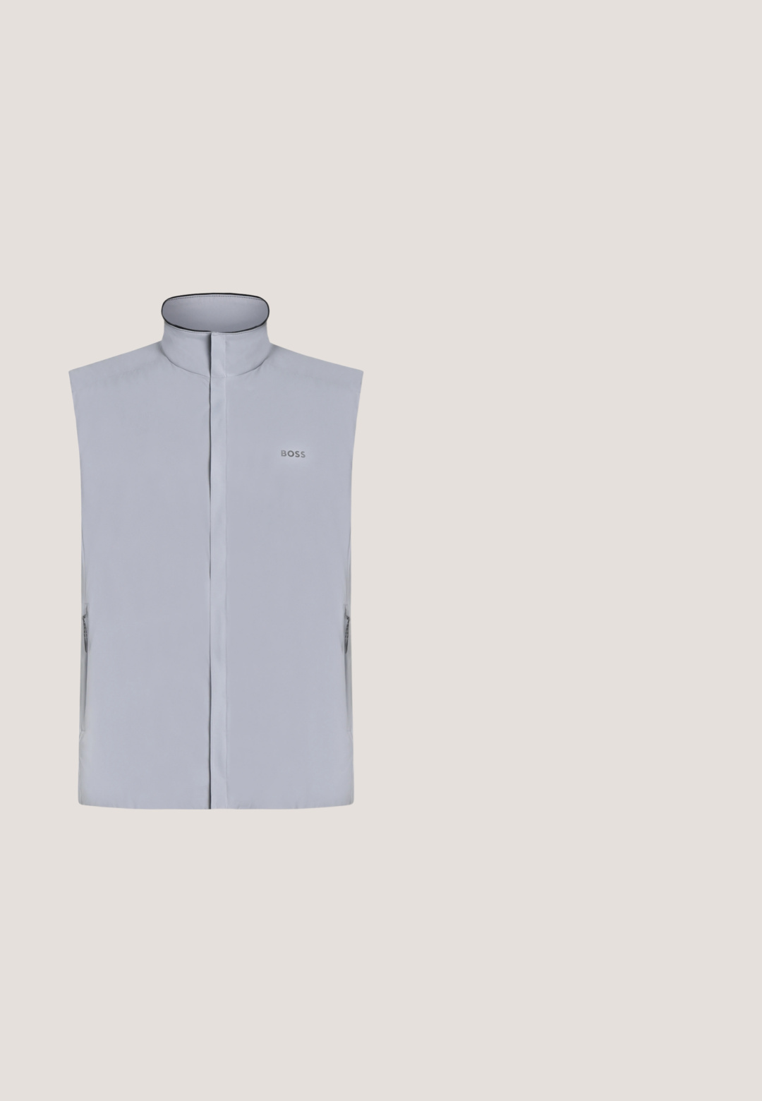 Veste sans manches gris clair avec col montant, fermeture éclair à l'avant, poches latérales et petit logo "BOSS" sur la poitrine gauche.; T-shirt en coton noir avec un col rond, des manches courtes, et le logo blanc "BOSS" centré sur la poitrine. Texture lisse, coupe décontractée.; Jean bleu slim pour homme avec des détails subtils de délavage, fermeture par boutons et design cinq poches.; Baskets noires et grises avec semelle blanche et logo « BOSS » sur le côté et la languette, flottant au-dessus d'un sol gris réfléchissant près d'un mur en blocs de verre.; Sac bandoulière en cuir noir texturé avec deux compartiments zippés et une bandoulière réglable sur un fond clair uni.; BOSS GALEN - Bracelet - black