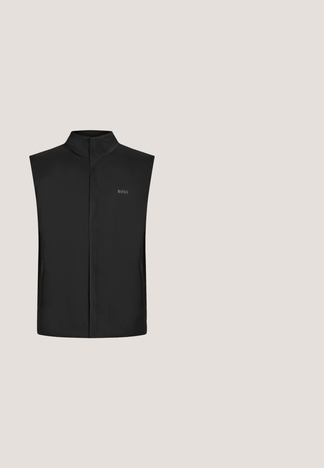 Zwarte mouwloze jas met hoge kraag en ritssluiting aan de voorkant, met klein "BOSS" logo op de linkerborst.; Donker marineblauwe sweatshirt met ronde hals, lange mouwen en een klein geborduurd logo op de linkerborst, weergegeven op een witte achtergrond.; Zwarte poloshirt met een herhaald "MK"-patroon, korte mouwen, drie knopen bij de kraag en contrasterende gestreepte afwerking op de kraag.; Zwarte joggerbroek met elastische taille en koord, rechte pijpen en een klein wit logo op de bovenste linker dij.; Zwarte leren sneaker met een gladde afwerking, ronde neus, vetersluiting aan de voorkant, gevoerde kraag en getextureerde zijaccenten. Subtiele logo-detail zichtbaar.;  Schildpad zonnebril met een vierkant montuur, vervagende groene lenzen en metalen accenten op de armen. Glad plastiek materiaal.