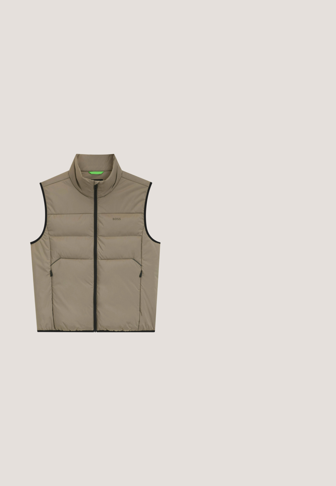 Beige mouwloze gewatteerde bodywarmer met zwarte rits, twee ritstaspockets en het logo "BOSS" op de borst.; Witte pullover sweatshirt met een hoge kraag en een halve rits, uitgerust met een klein zwart "HUGO" logo gecentreerd op de borst. Zachte stoftextuur.; Lichtbeige T-shirt met korte mouwen en ronde hals met een subtiel geometrisch patroon en "BOSS" logo gecentreerd op de borst.; Witte slim-fit broek met elastische tailleband, zijzakken, zwarte verticale streep, klein "BOSS"-logo aan de voorkant en enkelritsen.; Lichtbeige lage sneaker met veters aan de voorkant, een getextureerde zool en subtiele "BOSS"-branding aan de zijkant en hiel.; Witte en zwarte duffeltas met voorvak met rits en zwarte handvatten, voorzien van het merk "BOSS" op het ritsgedeelte van het voorvak.