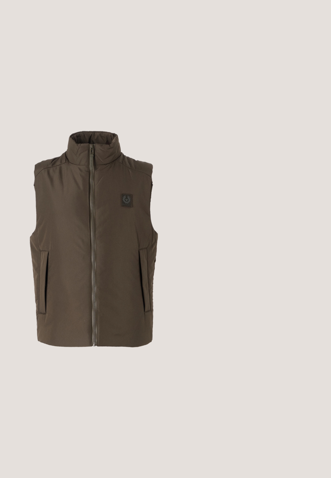Braune ärmellose Weste mit hohem Kragen, Frontreißverschluss und zwei Seitentaschen. Mit einem Logo-Patch auf der linken Brust. Glatte Textur.; Brauner Hoodie mit verstellbarer Kordelzug-Kapuze, vorderer Kängurutasche und weißem Textlogo mit den Schriftzügen "CALVIN" und "NEW YORK" auf der Brust.; Olivgrünes Kurzarm-T-Shirt aus Baumwolle mit erhabenem "Calvin Klein"-Logo auf der Brust, Rundhalsausschnitt und lockerem Schnitt.; Dunkelgraue Sweatpants aus weichem Stoff, mit einem elastischen Bund und einer Kordel, schmal zulaufenden Beinen und elastischen Bündchen an den Knöcheln.; Leichte Sneakers in Beige und Schwarz. Strick-Obermaterial mit Schnürverschluss, akzentuiert von einer strukturierten Sohle und einer Zuglasche an der Rückseite für einfaches Anziehen.; Olivgrüne Calvin Klein Umhängetasche mit mehreren Reißverschlussfächern und verstellbarem schwarzem Riemen.