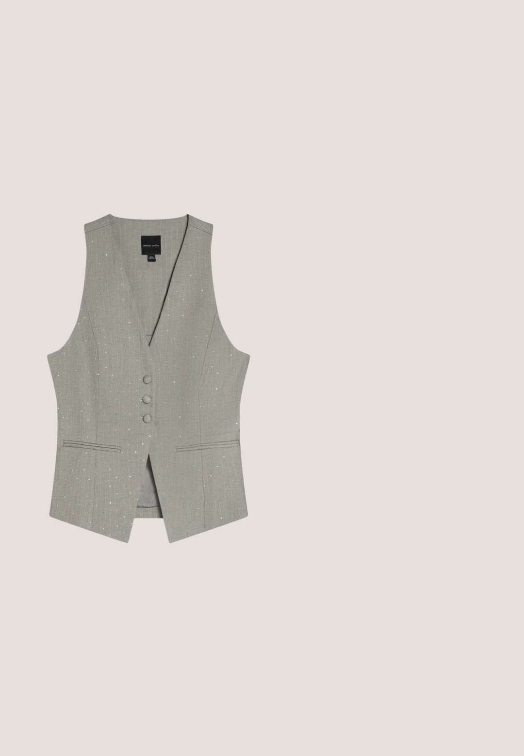 Gilet sur mesure gris à fines rayures avec trois boutons recouverts de tissu et deux poches fendues à l'avant, sans manches et de coupe ajustée.; Chemise blanche à manches longues avec boutons, col classique et poignets froncés, présentée à plat sur fond blanc.; Pantalons larges marron avec une texture lisse, dotés de plis avant, d'une fermeture à bouton et d'un design ajusté.; Mocassin en cuir marron foncé avec détail de boucle sur le côté et semelle noire basse, présenté de profil sur fond blanc.; Serviette en cuir taupe avec double poignée, poche zippée à l'avant et fermeture à bouton-pression, adaptée à un usage professionnel.; Ceinture en cuir marron foncé roulée avec une grande boucle métallique rectangulaire finition or brossé sur fond blanc.