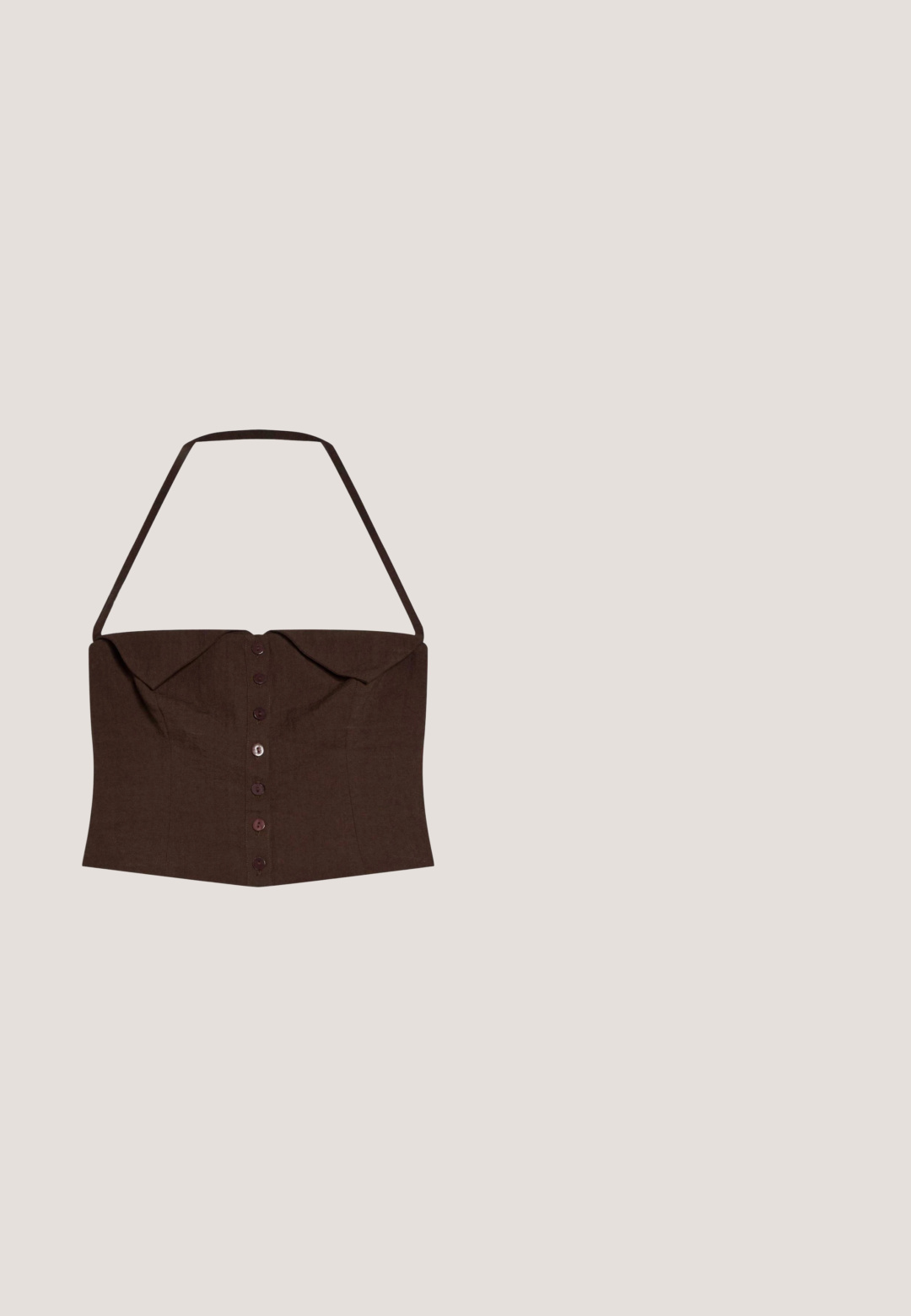 Haut court marron à col halter avec boutons à l'avant, buste structuré et large détail de col, conçu pour un ajustement près du corps.; Veste marron foncé à manches longues avec col, deux boutons et une ceinture assortie en tissu nouée à la taille.; Pantalon marron à jambes larges avec taille élastique et cordon de serrage ajustable, doté de poches latérales, présenté sur un fond blanc.; Sandale à talon en cuir verni noir avec bride entre les orteils et un talon petit kitten élancé de hauteur moyenne, vue de côté sur fond blanc.; Lunettes de soleil carrées écaille de tortue avec des verres dégradés foncés et des branches fines ornées d'une petite plaque logo dorée.; Petit sac à main marron foncé couvert de rangées denses de perles avec une anse bouclée et un design frangé et texturé.