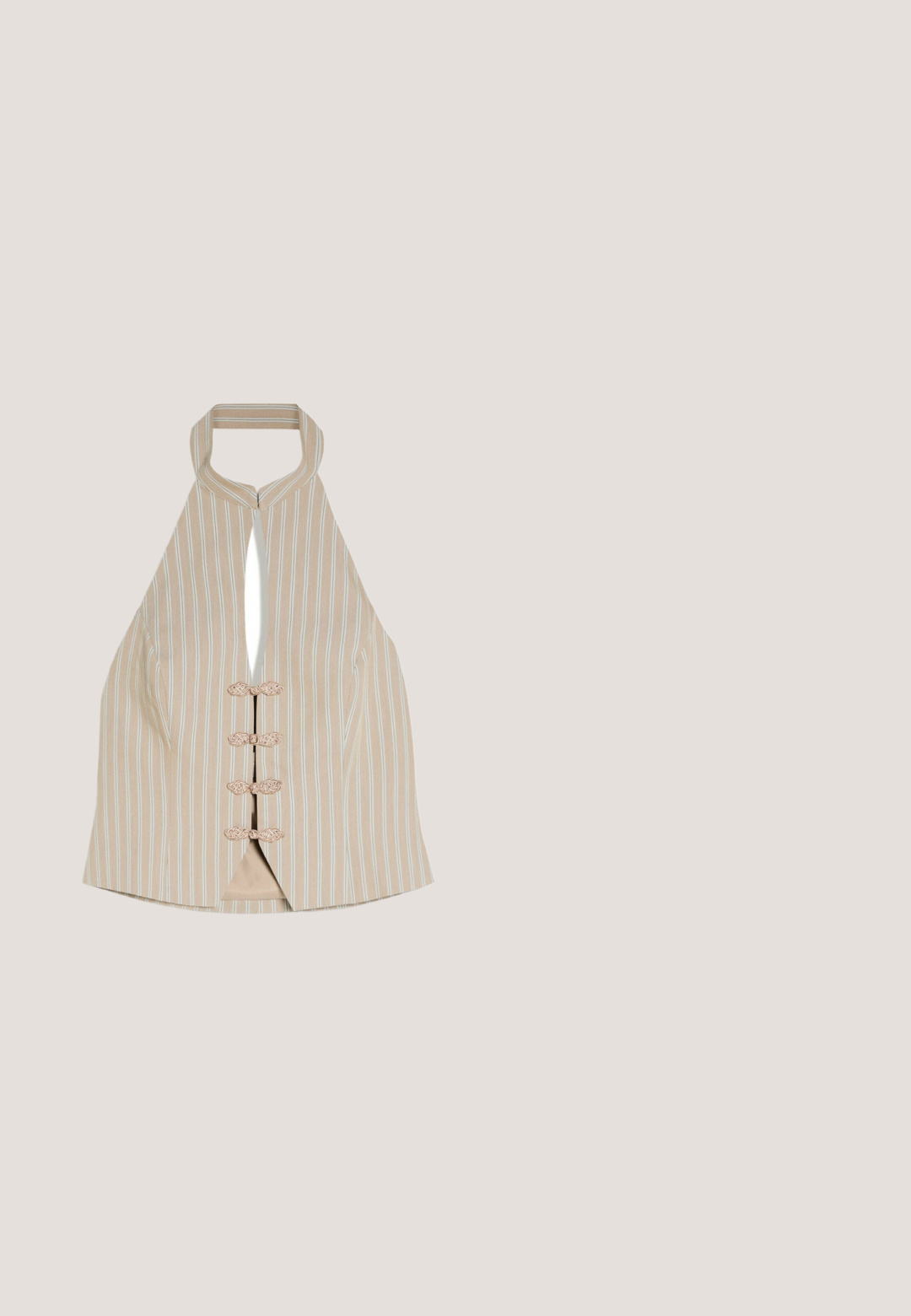 Haut beige à col halter avec des rayures blanches verticales et quatre boutons boucle décoratifs sur le devant.; Haut blanc sans manches à col licou avec décolleté en V profond, fermeture par nouage au niveau du cou, taille cintrée et ourlet asymétrique en forme de mouchoir.; Pantalon beige clair à jambes larges avec broderie florale en œillet, taille élastique, cordon de serrage et ourlet festonné.; Sandale à enfiler en daim beige avec deux brides ajustables à boucle ornées de clous en métal et une semelle plate.; Pochette tissée beige avec une forme cylindrique et une bandoulière en perles de couleur ambre.; Large bracelet manchette doré avec un motif tressé texturé et de petites pierres précieuses couleur ambre.