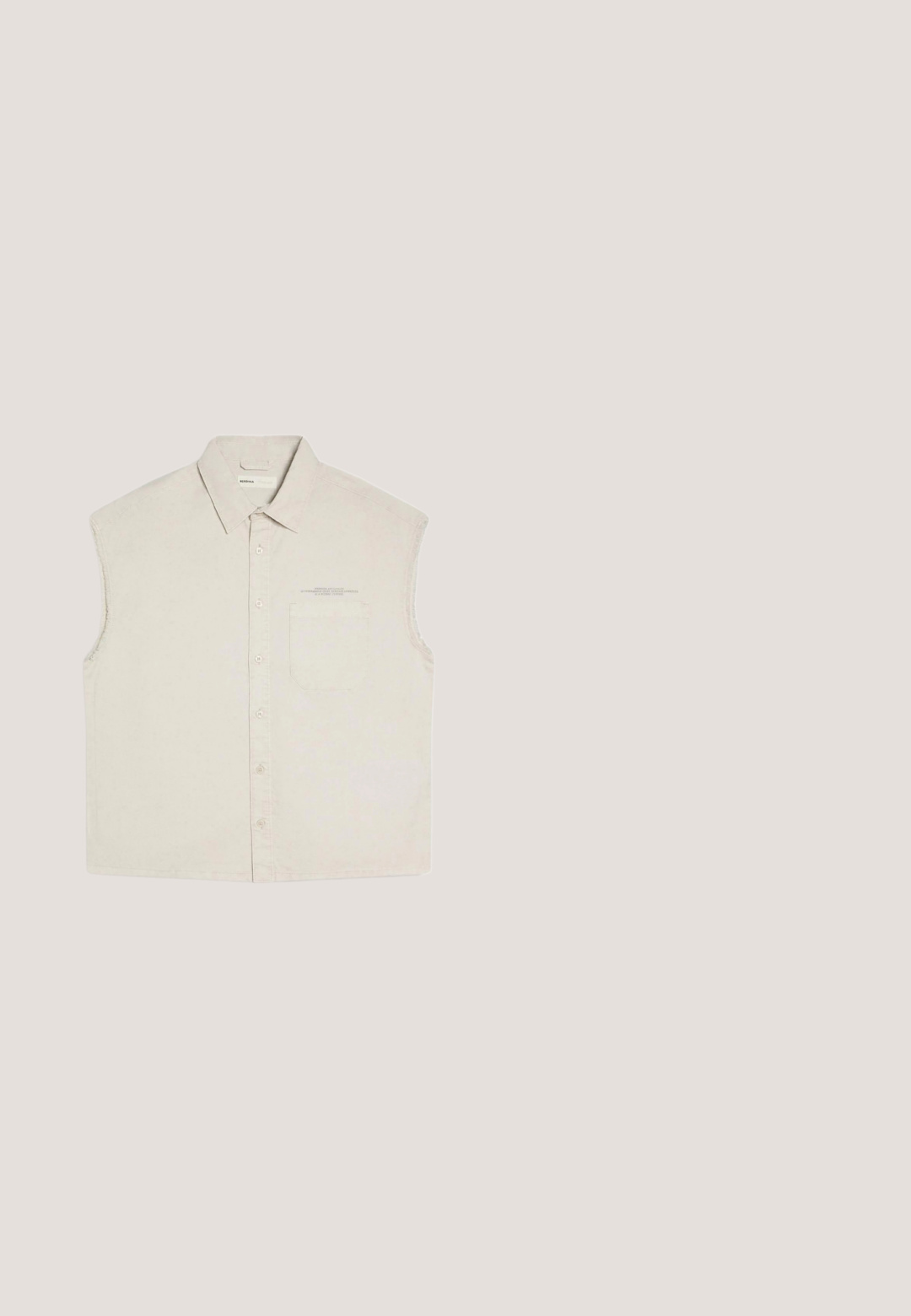 Mouwloos beige overhemd met knopen, een kraag en een borstzakje met kleine bedrukte tekst erboven.; Korte mouwen crème gebreid poloshirt met verticale gestructureerde strepen en een spreidkraag, plat liggend op een witte achtergrond.; Beige korte broek van textuurstof met elastische tailleband, trekkoord, ceintuurlussen en zijzakken.; Bruine leren flip-flops met een gestructureerde band, een gevoerde voetbed en een zwarte rubberen zool. Zijkant van het ontwerp benadrukt de slanke stijl.; Rechthoekige zonnebril met bruine doorschijnende monturen en donkergrijze glazen afgebeeld tegen een witte achtergrond.; Bruine leren rechthoekige toilettas met voorvak met rits en zijhandvat op witte achtergrond.