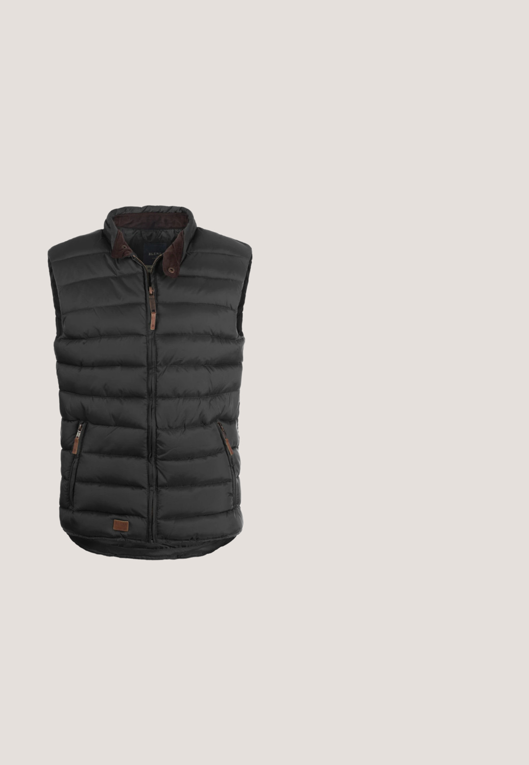 Zwarte puffer vest met hoge kraag, ritssluiting aan de voorkant en twee zijzakken. Heeft bruine accenten en een horizontale quiltstructuur.; Effen grijze trui van zachte brei stof. Heeft een ronde halslijn, lange mouwen en geribde manchetten en onderrand. Subtiele textuur.; Grijze, textuur V-hals t-shirt met korte mouwen, voorzien van een subtiele gemêleerde patroon en een gele accentlabel nabij de zoom.; Zwarte chinos met een slim fit, gemaakt van katoen, voorzien van een bruine knoopsluiting, vier zakken en klassieke stikseldetails.; Zwarte synthetische sneaker met witte zool, contrasterende tan hakaccent, tonale logodetail aan de zijkant en ronde veters.; camel active EXPLORE - Rugzak - khaki