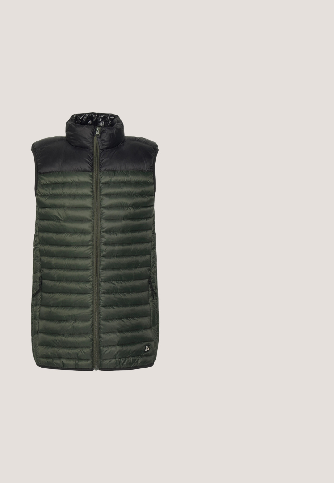 Puffervest med sort topsektion og mørkegrøn quiltet krop. Har en frontlynlås og sidelommer. Tekstureret, letvægtsmateriale.; Grøn crew-neck sweater lavet af et tekstureret strikkemateriale. Har lange ærmer samt ribbede manchetter og kant. Simpelt, udekoreret design.; Grøn T-shirt stof med en tekstureret overflade, prydet med et hvidt mærke, der læser "LINDBERGH WHITE" i sort. Nærbillede af halsudskæringen.; Slim-fit bukser i mørke olivengrøn stof, med en enkelt frontlomme, knaplukning og glat tekstur uden synlige mønstre.; Mørk olivengrøn suedesneaker med brune snørebånd, cremet gummisål, rund tå og glat tekstur mod en grå asfaltbaggrund.; Guess MILANO CROSSBODY FLAT - Skuldertasker - military green