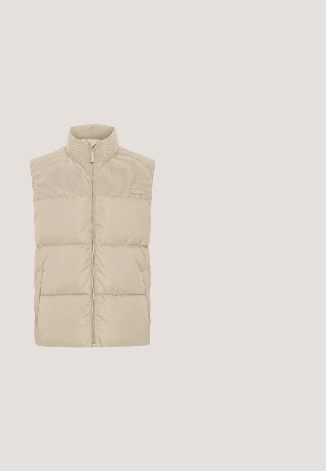 Beige gewatteerde mouwloze bodywarmer met ritssluiting aan de voorkant, hoge kraag en corduroy textuur op het schoudergebied.; Crèmekleurige gebreide trui met een gestructureerd patroon, ronde halslijn en geribbelde boorden en zoom, gemaakt van zachte stof.; Crème-kleurig T-shirt met korte mouwen en een afbeelding van een vis die een groene jas draagt, met gedetailleerde schubben en een gestructureerd jasontwerp.; Katoenen chino broek in donkergrijs met een rechte snit, voorzien van een zilveren kettingaccent en een standaard vijf-pocket ontwerp.; Bruine suède sneaker met een crèmekleurige rubberen zool, platte veters en een logo aan de zijkant. Lichtgewicht ontwerp en gladde textuur.; Bruine schildpadkleurige rechthoekige zonnebril met donkere glazen en rechte pootjes op een witte achtergrond.