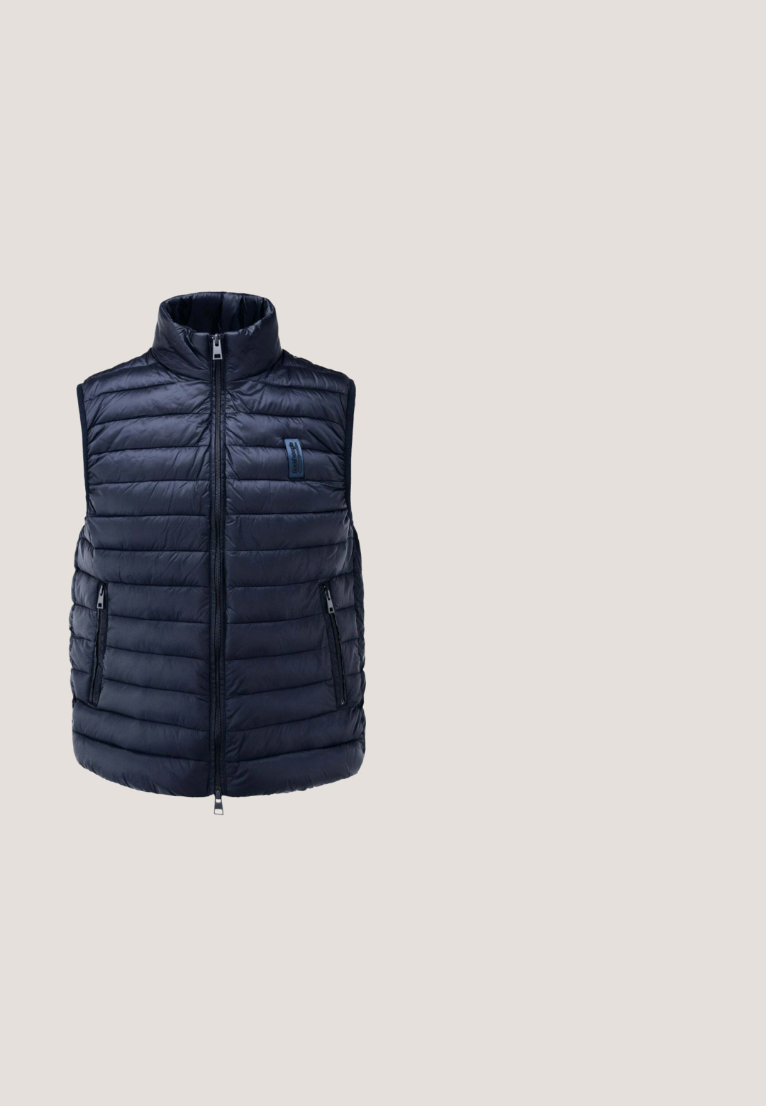 Marineblauwe doorgestikte mouwloze donsvest met hoge kraag, ritssluiting aan de voorkant, twee zijzakken met rits en een klein borstlogo.; Navyblauwe sweatshirt van zachte stof, met een ronde hals, lange mouwen, geribbelde boorden en een geborduurd bergontwerp op de borst.; Lichtblauwe polo met korte mouwen van zachte katoen. Beschikt over een drieknops sluiting, kraag en geborduurd logo op de borst.; Navy broek gemaakt van textuurstof, met een knoopsluiting aan de voorkant en twee zijzakken, in een op maat gemaakte, rechte pasvorm.; Pepe Jeans BRIT COLORS - Sneakers laag - navy; Compacte donkerblauwe crossbodytas met een zwart leren bovenpaneel, dubbele ritssluiting en verstelbare zwarte stoffen schouderriem.