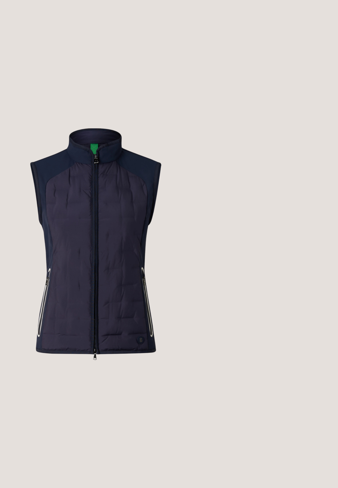 Marineblå ærmeløs polstret vest med høj krave, lynlås foran og lynlåslommer på siden, designet til varme og komfort.; Mørkeblå polo T-shirt med mønstret mørkeblåt krave, korte ærmer og et hvidt logo på brystet. Lavet af glat, letvægtsstof.; Marineblå afslappede shorts med snøre i taljen og sorte striber på siderne, vist på en hvid baggrund.; Hvide atletik sko med glat syntetisk læderoverdel, teksturerede accenter, polstret krave og gummisål med godt greb. Sølv logo detaljer.; Par sorte læderhandsker med en lille sølv spænde på håndleddet af venstre handske, vist fladt med håndfladerne opad og nedad.; Hvidt læderbælte med sølvrektangulært spænde og to løkker, den ene løkke har små sølvcharms, mærket "Calvin Klein" nær spidsen.