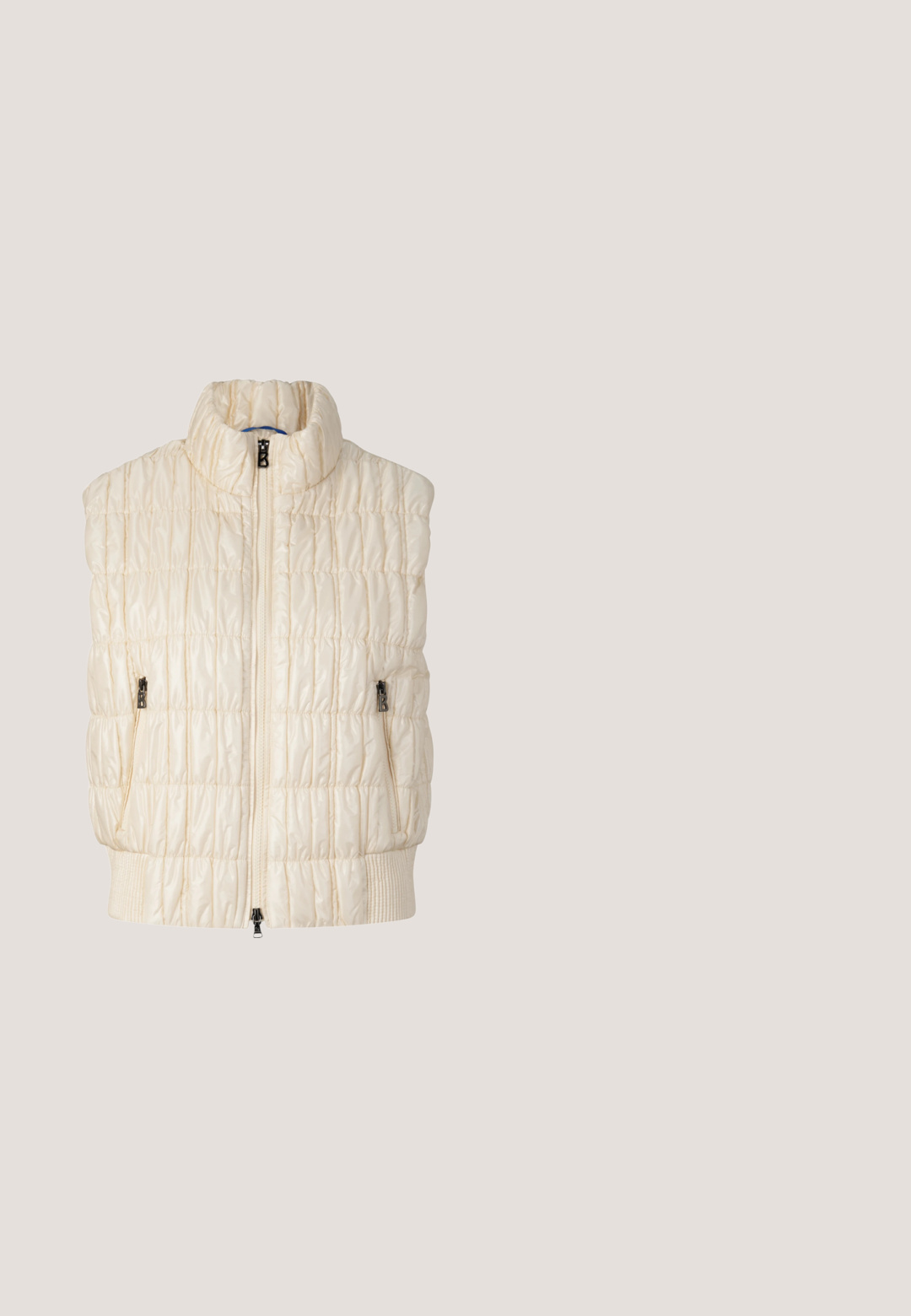 Cremefarvet quiltet ærmeløs vest med høj krave, lynlås foran, to lynlåslommer på siderne og elastisk kant.; Beige striktrøje med rund halsudskæring, lange ærmer og ribkant. Blød tekstur og afslappet pasform. Mærke synligt ved halsudskæringen.; Lys beige sweatpants med snøre i taljen, slim fit, to sidelommer og et blødt, struktureret stof.; s.Oliver Vinterstøvler - beige comb; Beige skuldertaske lavet af glat materiale med guldfarvet hardware, to lynlåslommer og en justerbar rem. Brandlogo på fronten.; Guld kædearmbånd med fem stjerne charms. Stjernerne har en glat overflade og er jævnt fordelt langs den fine kæde.