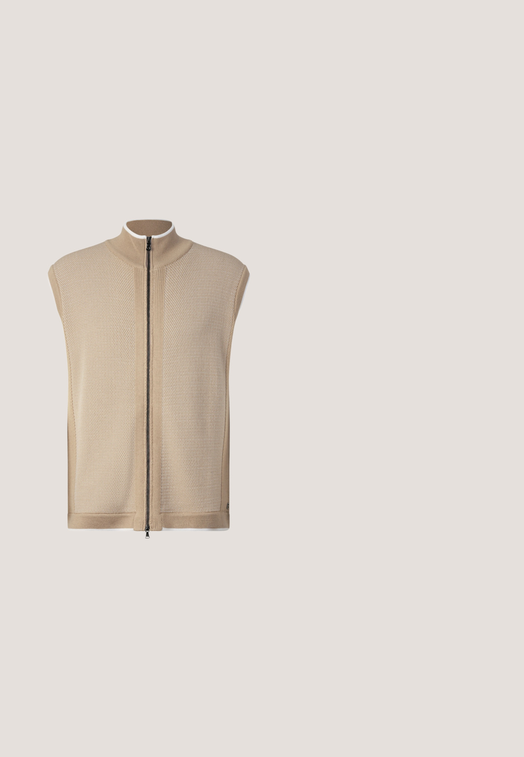 Mouwloze beige gebreide vest met hoge kraag en zwarte rits aan de voorkant, getoond op een witte achtergrond.; Wit T-shirt met korte mouwen en ronde hals met lichtbruine bies op kraag en mouwranden, getoond tegen een witte achtergrond.; Beige katoenen chinos met een slim fit, platte voorkant en een knoopsluiting. Voorzien van ceintuurlussen en zijzakken voor functionaliteit.; Lichtbruine suède herenslipper met mocassinstiksels en platte rubberen zool, zijaanzicht op witte achtergrond.; Beige weekender tas van getextureerd leer met twee handvatten, zilverkleurige ritssluiting en een leren label dat aan een van de handvatten hangt.; Suède riem in tan met een brede design, zilveren rechthoekige gesp en gestikte accenten. Soepele textuur met een minimalistische stijl.