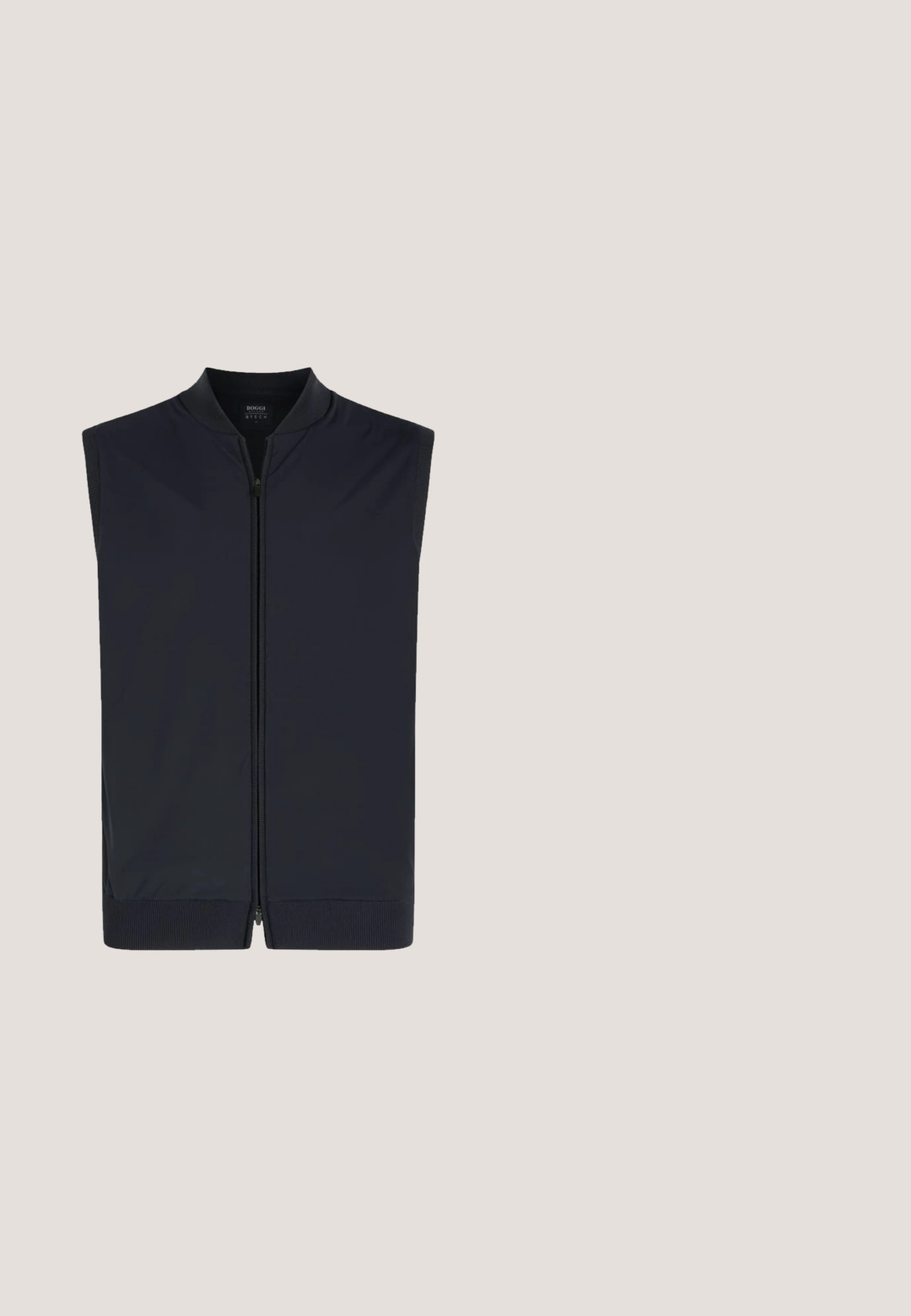 Boggi Milano AND TECHNICAL VEST - Vesta - navy blue; Dlhý rukáv biele polo tričko vyrobené z mäkkej tkaniny, s klasickým golierom, trojgombíkovou légou a malým čiernym logom.; Sivé nohavice vyrobené z hladkej tkaniny. Majú strih prispôsobený postave s plochým predným dielom, pútkami na opasok a gombíkovým zapínaním. Klasický dizajn.; Tmavomodrá športová obuv s bielou podrážkou, nastaviteľným gombíkovým zapínaním a polstrovaným golierom, zobrazená z boku na bielom pozadí.; Modré slnečné okuliare s obdĺžnikovým rámom, tmavými zafajčenými šošovkami a textúrovanými stranami, naklonené na bielom pozadí.; Čierny tkaný pás s obdĺžnikovou striebornou kovovou prackou a čiernou koženou koncovkou, stočený na bielom pozadí.