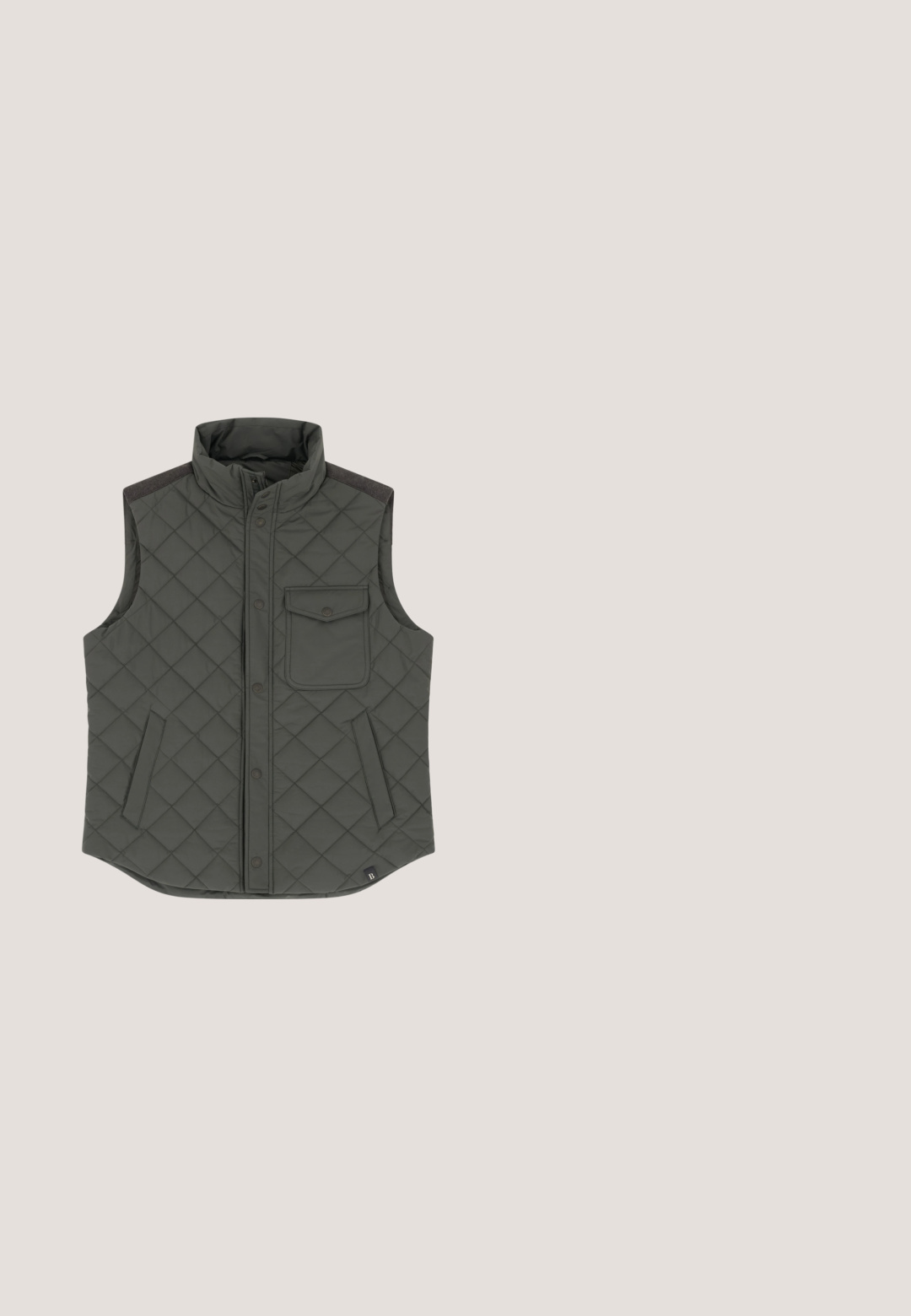 Veste matelassée sans manches vert foncé avec boutons-pression devant, deux poches latérales, une poche poitrine à rabat, et un col montant.; Pull zipé beige en tissu tricot doux, avec un col montant et des manches longues avec des poignets et un ourlet côtelés. Design minimaliste.; T-shirt à manches courtes et col rond en beige clair, tissu texturé avec un petit logo sur la poitrine et une étiquette sur le côté.; Pantalon décontracté gris clair avec passants de ceinture, fermeture avant à boutons et jambes droites, présenté sur un fond blanc.; Baskets en daim beige à la texture lisse, avec des semelles en caoutchouc blanches et des lacets assortis, conçues pour un usage décontracté.; Petit sac bandoulière carré en cuir marron avec détail de couture, fermeture éclair et sangle en tissu réglable.