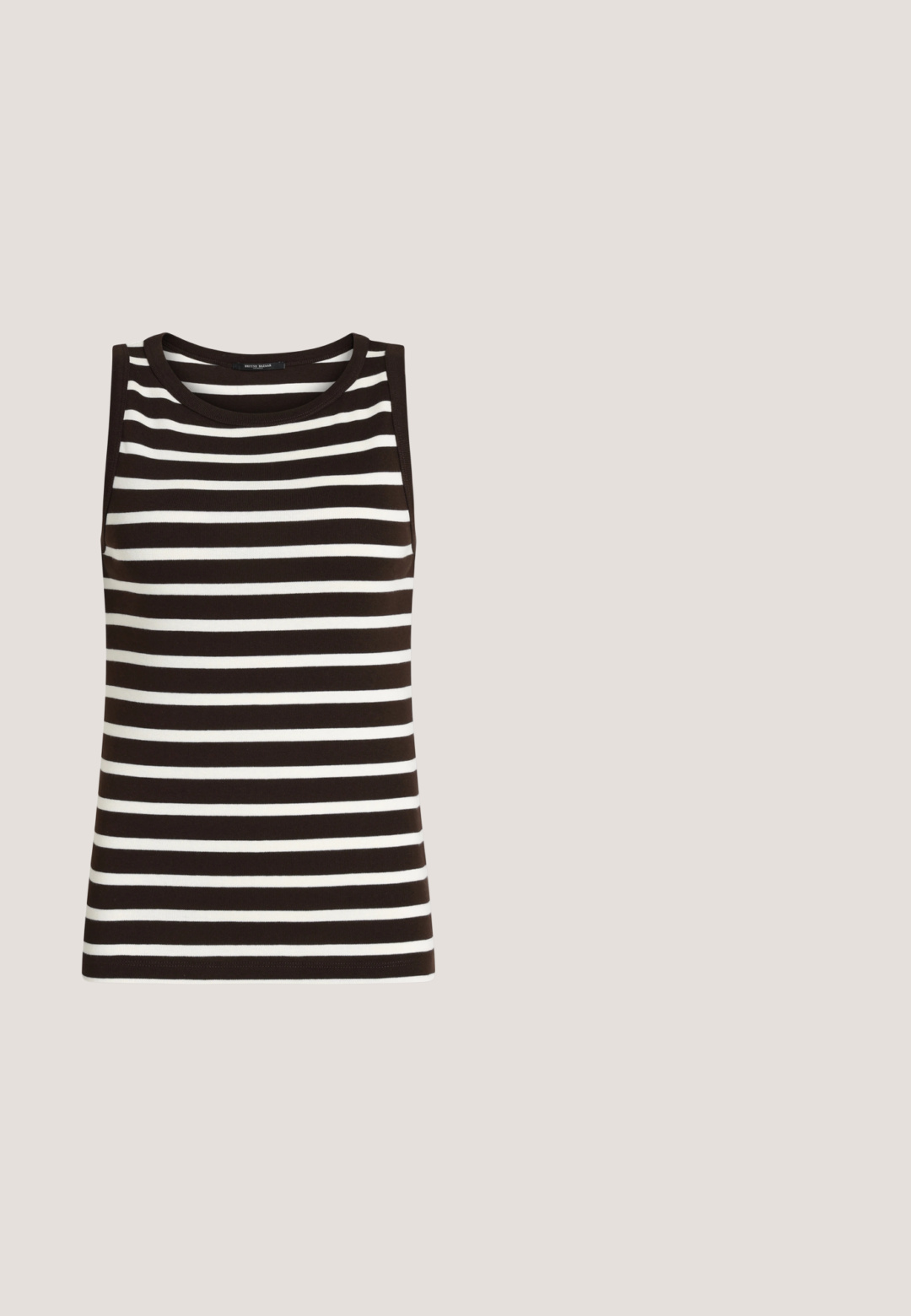 Čierno-biele pruhované svetrové tielko bez rukávov s okrúhlym výstrihom na jednorozo pozadí.; CLOSED CROPPED CLASSIC SHIRT - Blúzka so zapínaním na gombíky - dark blue; Džínsy so širokými nohavicami v tmavomodrej farbe, so záhybmi vpredu, gombíkovým zapínaním a klasickým prešitím pozdĺž švov. Hladká textura po celom povrchu.; Hnedé kožené mule s špicatou špičkou, zhrnutou textúrou, malým opätkom a šnúrkovým doplnkom na otvore. Hladký povrch.; Štvorcová bordová kožená kabelka s vyrezávaným rukoväťou, bočnými strapcami a nastaviteľným ramenným popruhom na jednofarebnom pozadí.; Strieborné kovové náušnice so srdcovým dizajnom a reťazovým spojom. Náušnice majú mechanizmus na uzatváranie na bezpečné nosenie.