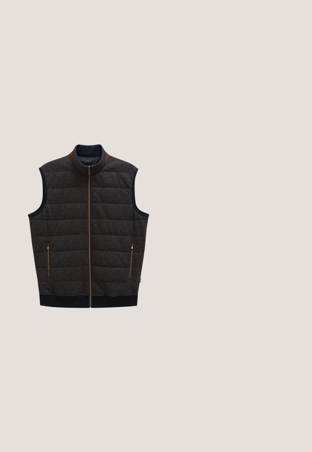 Dunkel gemusterte gepolsterte Weste mit hohem Kragen, Reißverschluss vorne und zwei seitlichen Taschen mit braunen Akzenten.; Hellblaue Strickpullover mit rundem Halsauschnitt, langen Ärmeln, gerippten Bündchen und Saum, mit einem dezenten Markenlogo auf der Brust.; TOM TAILOR T-Shirt print - light metal blue; Graue, leichte Stoffhose mit elastischem Bund, Kordelzugverschluss und schmal zulaufenden Beinen. Glatte Textur, ohne sichtbare Muster.; Beiger Sneaker in niedriger Ausführung mit weißer Sohle, beigen Schnürsenkeln und dem "Wrangler"-Logo an der Seite, dargestellt in seitlicher Außenansicht.; Braune Leder-Kulturtasche mit rechteckiger Form, glatter Textur, Reißverschluss oben und seitlichem Griff für einfaches Tragen.
