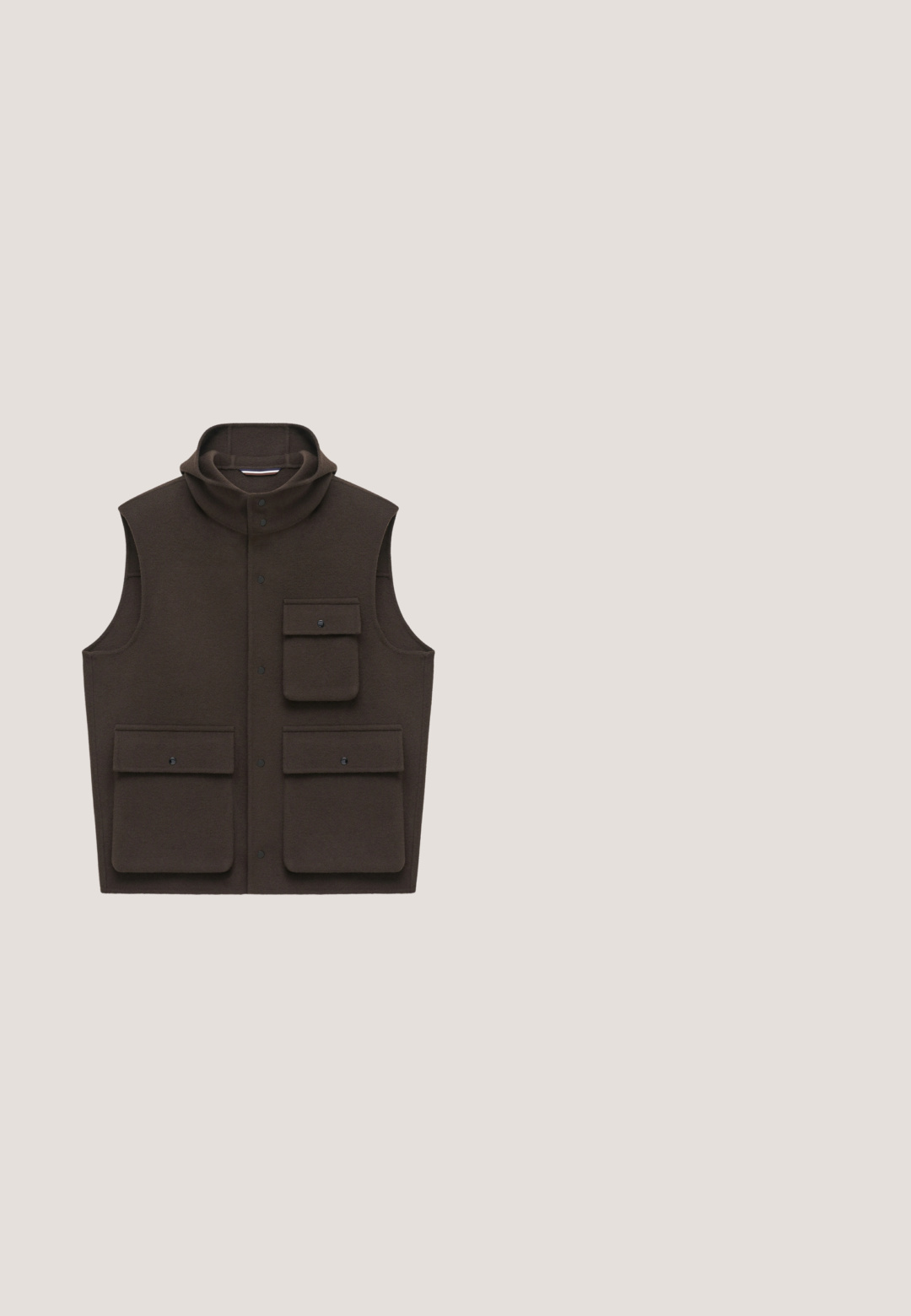 Dunkelbraune ärmellose Weste mit hohem Kragen und drei vorderen Klappentaschen, die mit Knöpfen auf weißem Hintergrund gesichert sind.; Reiss REISS - Strickpullover - cinnamon brown; Dunkelbraunes Langarm-Hemd mit Knopfleiste, klassischem Kragen und Manschetten mit einem Knopf, flach auf weißem Hintergrund liegend.; Braune, gerade geschnittene Hosen aus strukturiertem Stoff. Sie verfügen über einen vorderen Knopfverschluss und Gürtelschlaufen. Keine sichtbaren Taschen oder Muster.; Braune Wildleder-Sneaker mit einer cremefarbenen Akzentuierung, grauen Schnürsenkeln und einer strukturierten Gummisohle, mit einem schlanken Design und kontrastierenden Seitenpaneelen.; Kleine rechteckige dunkelbraune Wildledertasche mit silbernem Reißverschluss oben und einer Stoffschlaufe an einer Seite.