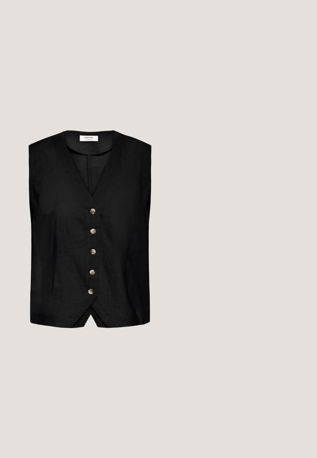 Zwarte mouwloze vest gemaakt van een textuurstof, met een diepe V-hals en zes metalen knopen aan de voorkant.; Zwarte geribde tanktop met een ronde halslijn en gestikte randen, gemaakt van elastische stof voor een aangesloten silhouet.; Zwart-witte broek met wijde pijpen en een paisley-patroon, met een elastische tailleband, voorkant weergegeven tegen een effen witte achtergrond.; Zwarte gevlochten muiltjes met een open teen en een slanke, gebogen hak. Het materiaal heeft een glanzende afwerking en vertoont een gestructureerd, geruit patroon.; Zwarte geweven handtas met een textuurdesign, voorzien van een korte handgreep en een ritszak aan de zijkant. Compacte en gestructureerde vorm.; Goudkleurige oorknopjes met een gewelfde, abstracte uitstraling. Elk stuk heeft een gepolijste oppervlakte met variërende lichtreflecties en krommingen.