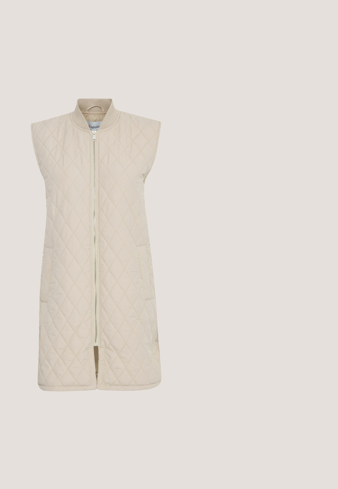 Beige quiltet ærmeløs vest med høj krave, frontlynlås og to sidelommer, der har en glat tekstur og diamantmønster.; Grå langærmet sweater med V-hals, lavet af et blødt, let stof; har ribbet tekstur og slidser i siderne ved kanten.; Lyseblå vidde jeans lavet af denim. Har en knaplukning, fem lommer og syninger i kontrast. Glat overflade med en let falma.; Lavskoet sneaker med beige og lysebrune ruskindspaneler, hvide snørebånd, polstret krave og tyk hvid sål med brunt mønster.; Brun crossover-taske med justerbar rem og lille sølvklips foran, lavet af tekstureret materiale.; Guld kædehalskæde med vedhæng formet som bogstavet "R" med et stribet design, lagt fladt på en hvid baggrund.
