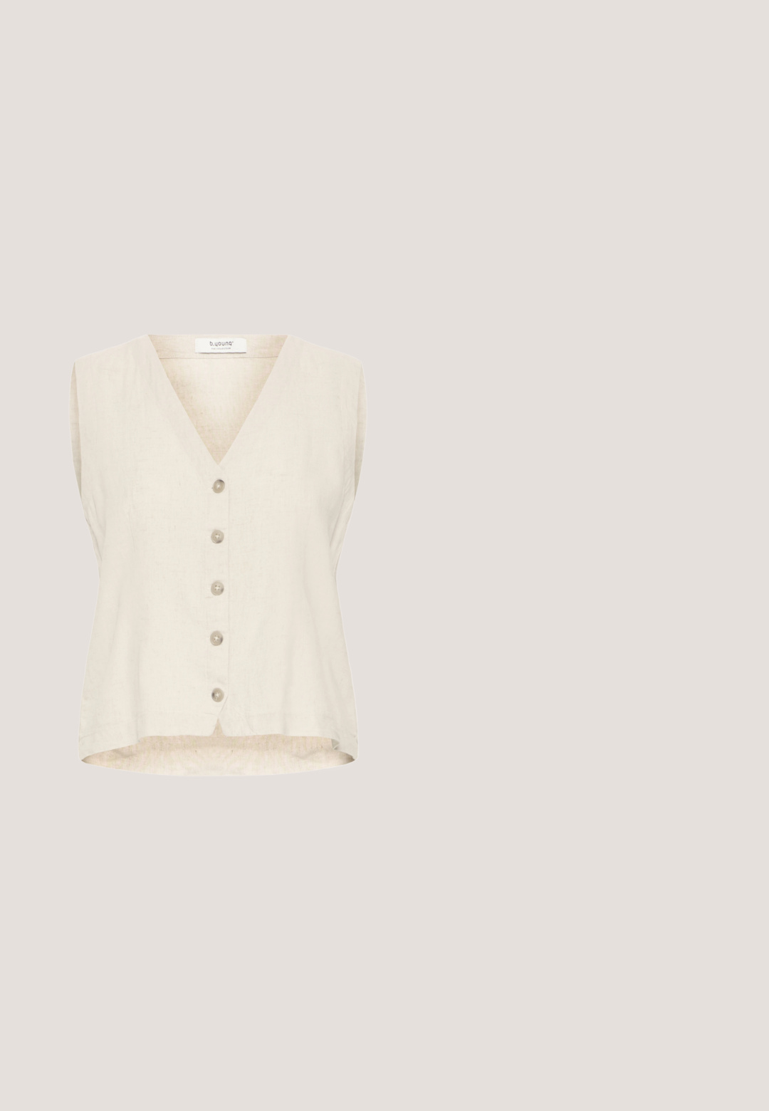 Chaleco sin mangas de lino beige con escote en V y cinco botones en la parte delantera, bajo trasero ligeramente más largo y ajuste holgado.; Camiseta de rayas en color crema con finas líneas negras horizontales. Mangas cortas, cuello redondo, textura suave, corte relajado.; Pantalones cortos casuales beige con cintura elástica y cordón, con un pequeño logotipo oscuro en la parte inferior de la pierna izquierda.; Zapatilla deportiva beige claro con paneles de malla, detalles en ante y suela de goma color caramelo; cuenta con diseño de cordones y detalles perforados.; Gafas de sol cuadradas con un patrón de carey, lentes de gradiente marrón, montura de plástico grueso y patillas curvadas. Sin marcas visibles.; Bolso tejido a rayas beige y marrón con asas dobles y una pequeña etiqueta rectangular de la marca en el frente.