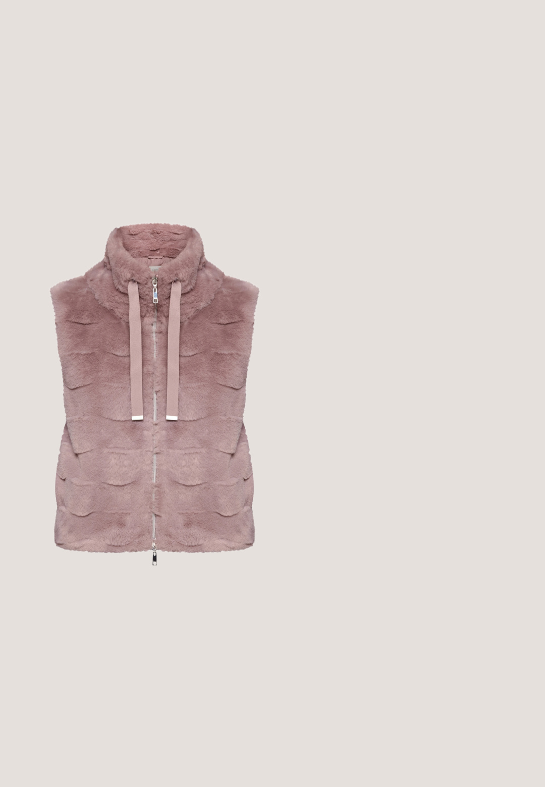 Blød mauve ærmeløs vest i imiteret pels med høj krave, frontlynlås og matchende brede snore mod hvid baggrund.; Langærmet pastelrosa skjorte med spidset krave og kort sølvlynlås midt foran.; Rosa vidde-bukser lavet af blødt stof, med en glat talje og lige snit, uden synlige mønstre eller udsmykninger.; Lys rosa glansende ankelstøvle med elastiske sidepaneler, robust grå gummisål og tekstureret mønster for bedre greb. Slank, minimalistisk design.; Pink quilted tote bag med grå remme og hardware, der har en rektangulær form og et logo patch på forsiden. Blød stofstruktur.; Breil Halskæder - gold-coloured