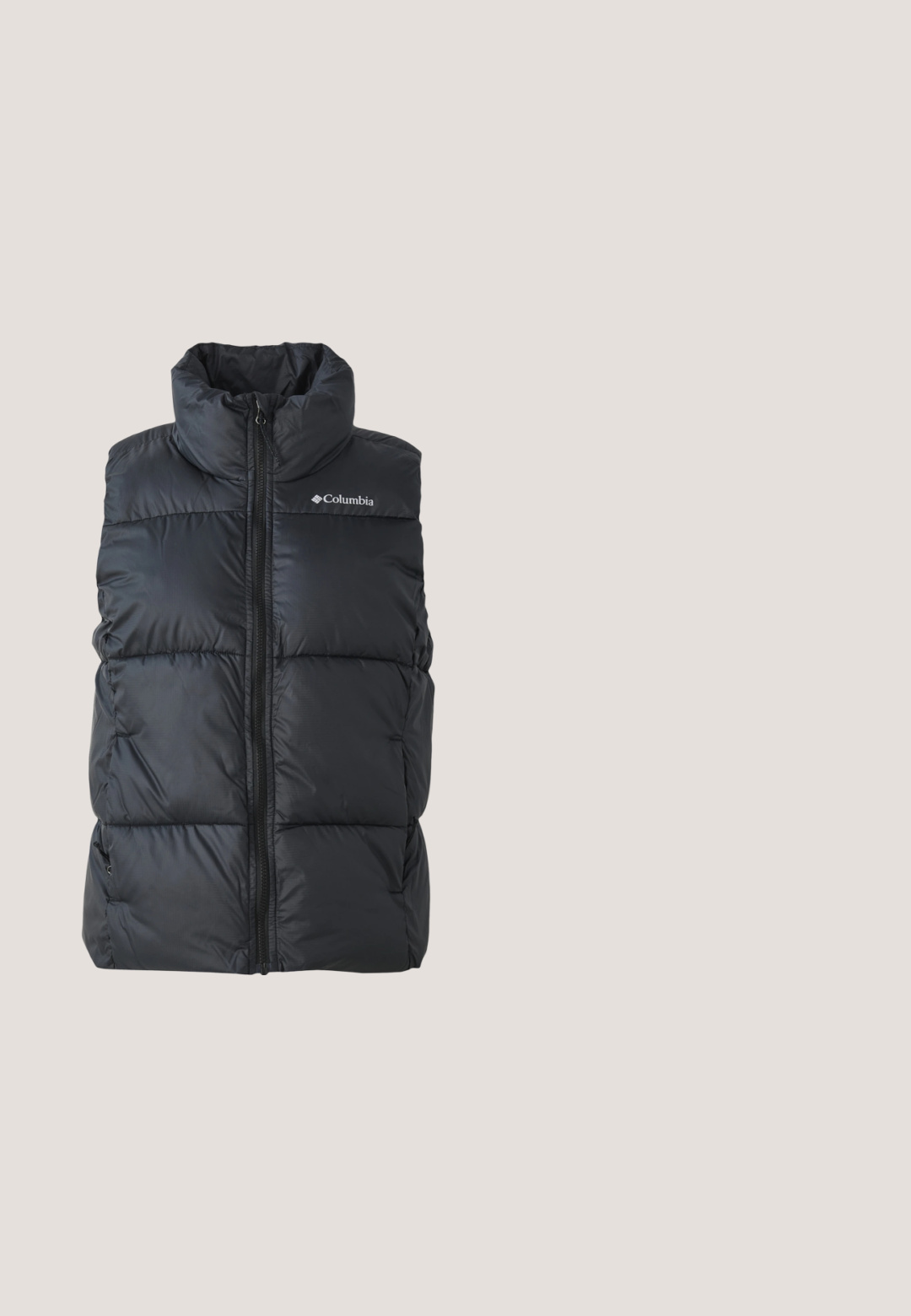 Sort puffer vest med høj krave, frontlynlås og sidelommer. Tekstureret, quiltet design med Columbia-logo på skulderen.; Sort fleece pullover med halv lynlås krave, der har en brystlomme og kontrasterende hvide og grå detaljer. Blød tekstur, cropped design.; Langærmet sportstop med halv lynlås i kraven. Kroppen er mørkegrå med en ærme i orange gradient og diagonalt stribet mønster.; Sorte cargobukser lavet af blank nylon med elastisk talje, justerbar snor, sidelommer og elastiske manchetter.; Lave sneakers med neongul og grå chunky sål, lysegrå mesh-overdel, sorte accenter og mønstrede grå snørebånd.; Lysegrøn quiltet stof bælletaske med sort lynlås og trækflig, vist på neutral baggrund.