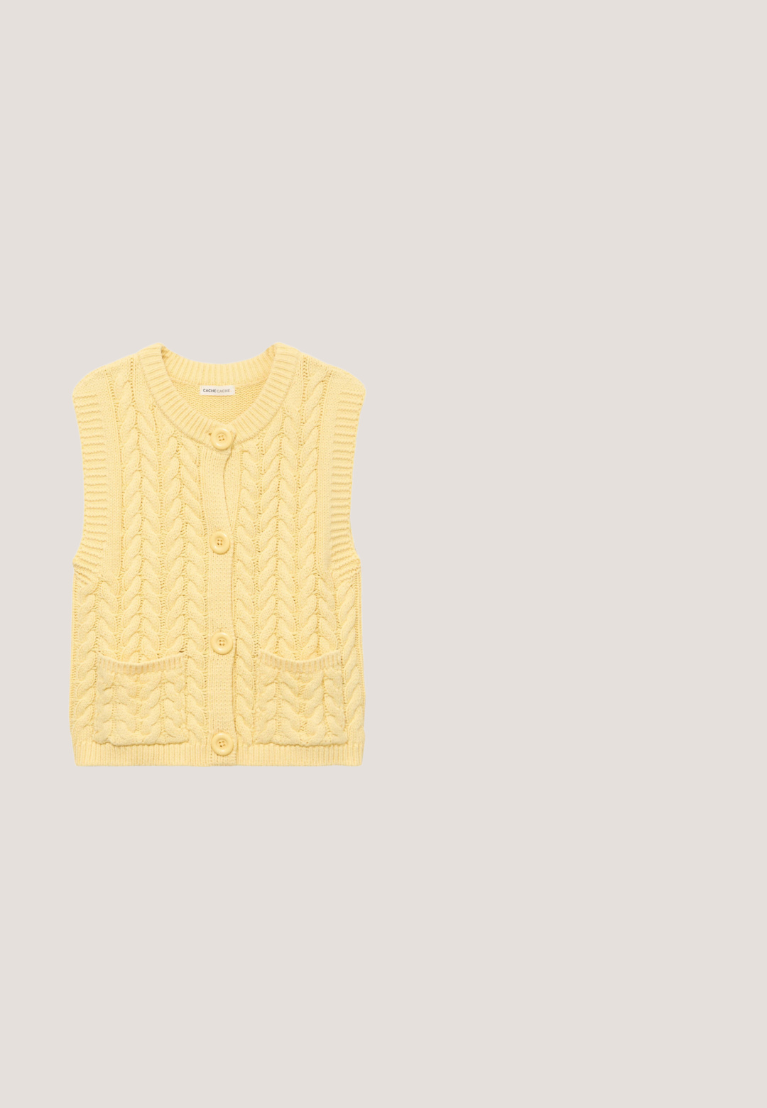 Gul strikket ærmeløs cardigan med kabelmønstre, knapper foran, to lommer og rund halsudskæring.; Beschnitten jakke i brunt tekstureret stof, med rund halsudskæring, lange ærmer, to brystlommer og guldknafs.; Hvid bluse med lange ærmer med blonder detaljer, knaplukning foran, høj krave og flæsekanter over bryst og skuldre.; Plisserede bukser med bred ben i en lys brun stof, med en struktureret talje og en glat tekstur, designet til komfort og alsidighed.; Brun lædersko til kjole med krokodilletekstur og leopardprint stofpaneler, snørebånd og kvastdetalje på siden.; Brun læder crossover taske med låg, sølv spænde og syningsdetaljer. Kompakt rektangulær form med en tekstureret overflade.